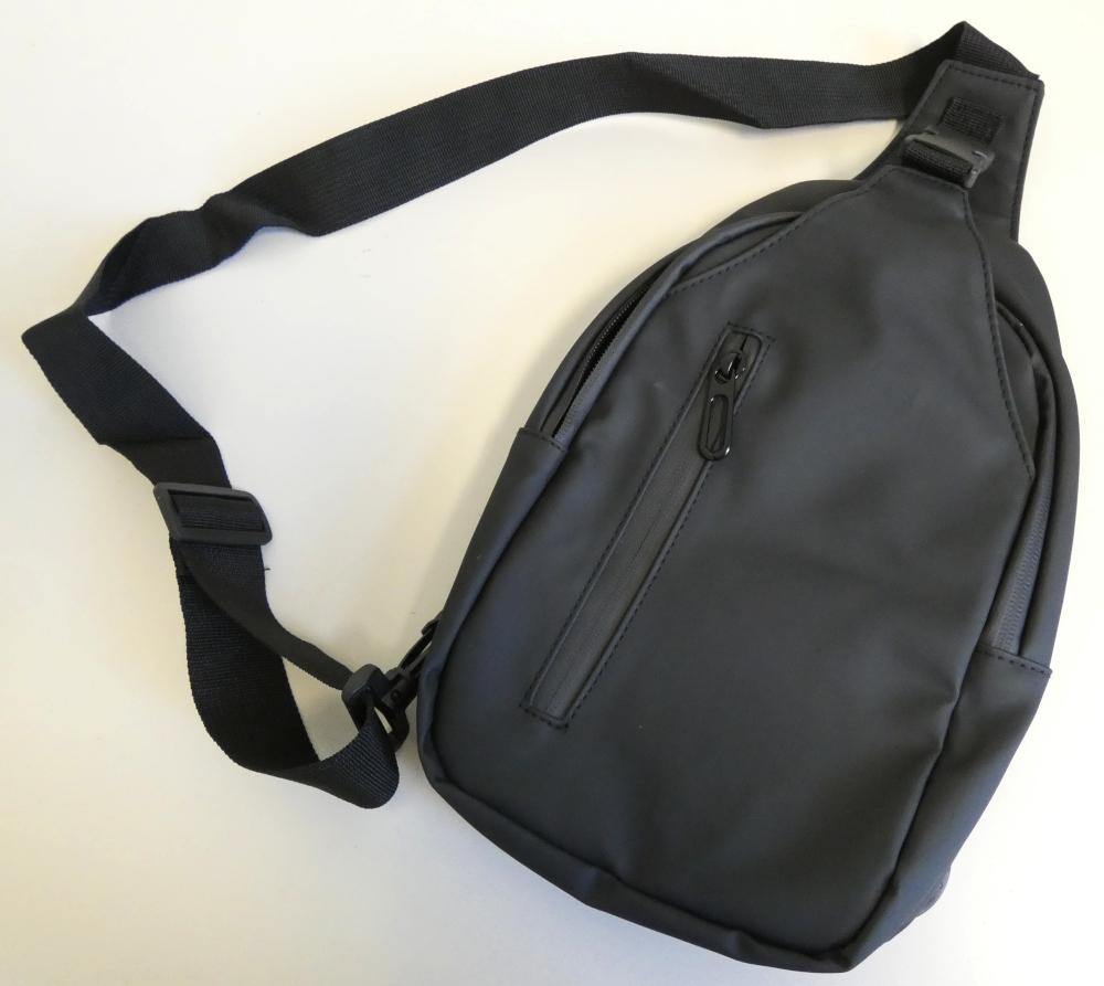 Handtasche, Foto siehe Anlage,
- mit einer flächenmäßig überwiegenden Außenseite aus Kunststofffolien (charakterbestimmend),
- an der gepolsterten Rückseite mit einer Außenseite aus Spinnstoffen,
- mit einem längenverstellbaren Tragegurt mit einem Karabinerhaken am unteren Ende, womit
  die Handtasche quer über dem Oberkörper getragen wird,
- an der Vorderseite mit einem eingesetzten Reißverschlussfach und einem Einsteckfach mit
  einer Lasche mit Schnappverschluss,
- das Hauptfach ist mit einem an drei Seiten verlaufenden Reißverschluss versehen,
- - gefüttert; ohne Inneneinteilung,
- mit den Abmessungen: ca. 19 cm (Breite) x 30 cm (Höhe) x 4 cm (Tiefe),
- Handtasche, da aufgrund der Größe und des Gesamteindrucks in erster Linie dazu geeignet,
  kleinere, persönliche Gegenstände aufzunehmen.

"Handtasche, mit Außenseite aus Kunststofffolien"