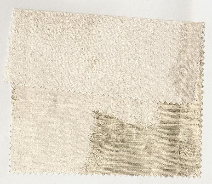 Jacquardgewebe, Art. Magnolia, 600133 0001 bis 600133 0006, Foto siehe Anlage,
- als Meterware; mit einer Breite von laut Antrag 140 cm,
- laut Antrag in sechs unterschiedlichen Farben,
- laut Untersuchungsergebnis:
-- mit Kettgarnen aus Seide,
-- mit Schussgarnen aus Leinen,
-- mit dünnen Schussgarnen aus synthetischen Filamenten (Polyester),
-- mit dicken Schussgarnen aus nicht hochfesten künstlichen Filamenten (Viskose),
-- mit einem Gesamtanteil an (die Antragsangaben können als zutreffend angesehen werden):
--- künstlichen Filamenten von 32 GHT,
--- synthetischen Filamenten von 7 GHT,
--- Seide von 31 GHT,
--- Leinen von 30 GHT,
-- buntgewebt.

"Gewebe aus Garnen aus künstlichen Filamenten, anderes als in den Unterpositionen 5408 10 bis
 5408 24 genannte, buntgewebt"
