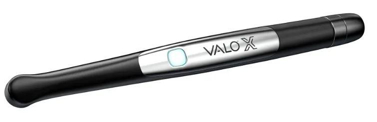 LED-Polymerisationsleuchte, sog. VALO X, in Form einer Warenzusammenstellung in Aufmachung für den Einzelverkauf, bestehend aus
- einer im LED-Lichtpolymerisationsleuchte (charakterbestimmend im Hinblick auf die Bedeutung für die Verwendung),
- zwei Lithium-Ionen-Akkumulatoren,
- einem Batterieladegerät,
- einem Kabeladapter inkl. Netzteil,
- fünf aufsetzbaren Linsen,
- einem Handstückhalter,
- einem Lichtschild sowie
- Hygieneschutzhüllen.
Das 22,6 x 2,1 x 2,1 cm (L x B x H) große Lichtpolymerisationsgerät (Gewicht ohne Akku: 108 g, mit Kabel 158 g), besteht im Wesentlichen aus einem stabförmigen Handstück mit einem Gehäuse aus Aluminium, wahlweise mit aufladbaren Lithium-Ionen-Akku oder mit Netzstrom betrieben, Bedien- und Anzeigeelementen, eingebauter elektronischer Steuerung, LEDs zur Lichterzeugung und einem Glaslinsensystem zur Lichtbündelung. Über einen integrierten Beschleunigungssensor kann zwischen Polymerisations- und Diagnosemodi gewechselt werden.
Die Polymerisationsleuchte wird im Mund des Patienten zum Aushärten von lichtempfindlichen Dentalmaterialien im Zahn verwendet. Die zwei Beleuchtungsmodi (Standard Power bzw. Xtra Power) haben eine Lichtausgangsleistung von 1.100 bzw. 2.200 mW/cm², der Lichtwellenbereich beträgt 385 bis 515 nm.
Die Bestandteile der Warenzusammenstellung sind gemeinsam in einer Verkaufsumschließung enthalten.

Die Ware wird als "zahnärztliches Gerät, nicht von den Unterpositionen (KN) 9018 1100 bis 9018 4910 erfasst" eingereiht.