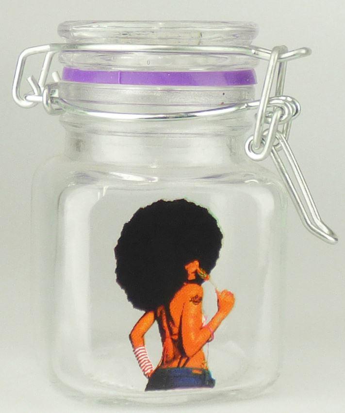 Behältnis aus Glas, sog. JUICY JAR, Foto siehe Anlage,
- nach den Antragsangaben:
- - annähernd rechteckiges Vorratsglas mit rundem Deckel,
- - aus nicht gefärbten Glas (nicht aus Glasröhren hergestellt),
- - mit einem Deckel mit einem Bügelverschluss; mit einem Bügel aus unedlem Metall und einem
    Dichtungsring,
- - in zwei Größen:
- - - mit einem Nenninhalt von 80 ml und einer Höhe von ca. 7,5 cm,
- - - mit einem Nenninhalt von 280 ml und einer Höhe von ca. 11,4 cm,
- - mit unterschiedlichen Aufdrucken versehen,
- - zur Aufbewahrung von Raucherwaren (z. B. Tabak) vorgesehen.

"Anderes Behältnis aus Glas, von der zu Transport- oder Verpackungszwecken verwendeten Art, kein
 Haushaltskonservenglas, nicht aus Glasröhren hergestellt, mit einem Nenninhalt von weniger als 2,5 l,
 anderes als in den Unterpositionen 7010 9041 bis 7010 9079 genannte, aus nicht gefärbtem Glas"