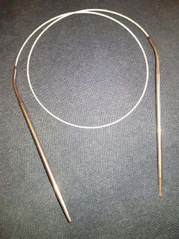 Es handelt sich um etwa 80 cm lange Rundstricknadeln, bestehend aus zwei etwa 14 cm langen, glatten, an den vorderen Enden konisch zulaufenden Stricknadeln aus Stahl (max. Dicke je nach Modell: 2,5 bis 8,0 mm), die an den hinteren, leicht abgewinkelten Enden durch ein mit Kunststoff ummanteltes Seil aus Stahldraht miteinander verbunden sind. Die Waren sind einzeln gemeinsam mit einem bedruckten Pappeinleger in einem Beutel aus Kunststofffolie verpackt.
- Antragstellerangaben -

Abbildung siehe Anlage.

Derartige Erzeugnisse gehören als "Stricknadeln, zum Handgebrauch, aus Stahl" zum TARIC-Code 7319 90 90 00.