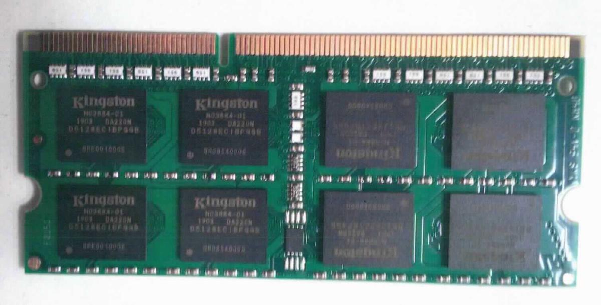 Speichermodul Kingston DDR3L-1600 in SO-DIMM-Bauform, im Wesentlichen bestehend aus einer mit acht FBGA-Speicherchips mit einer Kapazität von 8 GB und weiteren passiven diskreten Bauelementen bestückten gedruckten Schaltung mit vergoldeter 204-Pin Kontaktleiste. 
Das Modul ist zur Verwendung als Speichererweiterung nach Einbau in eine digitale Verarbeitungseinheit automatischer Datenverarbeitungsmaschinen bestimmt.
Die Ware wird als "Teil, erkennbar hauptsächlich für Maschinen der Position 8471 bestimmt, zusammengesetzte elektronische Schaltung (Baugruppe)" eingereiht.


Anlage: 1 Abbildung