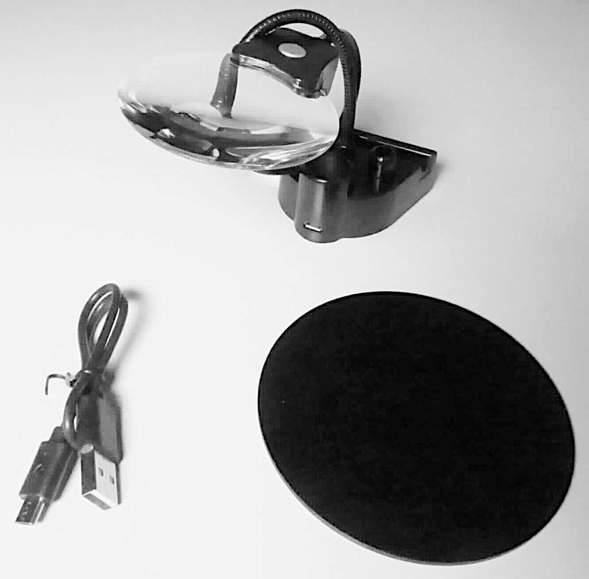 Sog. Lupe mit Standfuß, in Form einer noch nicht zusammengesetzten Ware, im Wesentlichen bestehend aus einem runden, ungefassten Lupenglas mit zwei Vergrößerungen, in einer Halterung mit zwei LEDs (UV-Licht und 3000 K-Licht), die über einen Schwanenhals mit einem magnetischen Standfuß verbunden ist, der auf einer beiliegenden runden Metallplatte fixiert wird.
Beigefügt ist außerdem ein USB-Kabel (funktionelle Einheit) zur Stromversorgung (zur äußeren Form: siehe Abbildung in Anlage).
Alle Bestandteile sind gemeinsam in einem bedruckten Karton verpackt.
Die Ware wird als "optisches Gerät, im Kapitel 90 anderweit weder genannt noch inbegriffen, keine Ware der Unterpositionen (HS) 9013 10 bis 9013 20" eingereiht.