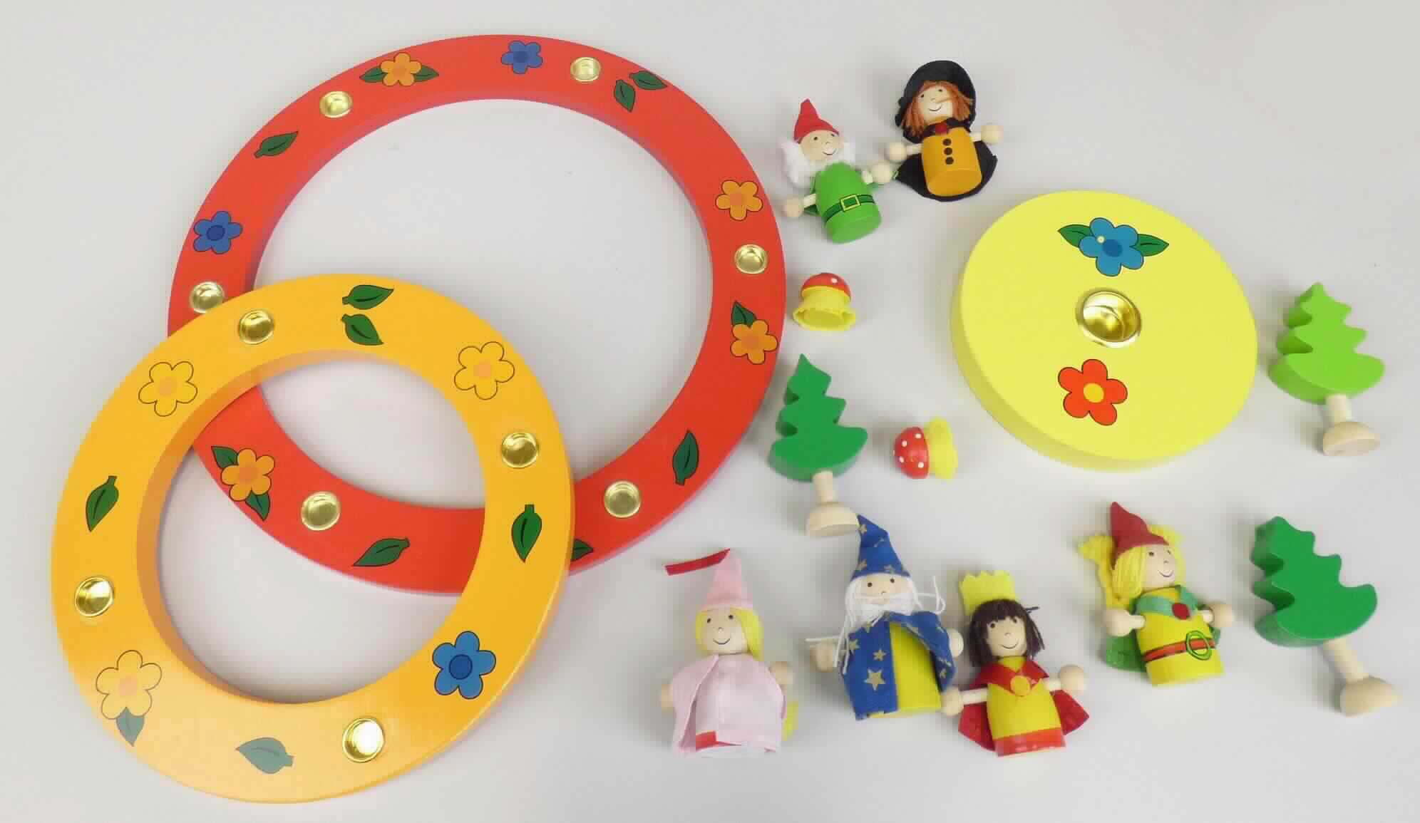 Bei dem sog. Geburtstagskranz mit Figuren, Art-Nr. 60993 handelt es sich um eine Warenzusammenstellung zur Befriedigung eines speziellen Bedarfs (dekorative Beleuchtung), bestehend aus einem nicht elektrischen Beleuchtungskörper in Form eines sog. Geburtstagskranzes und insgesamt elf bunt bemalten Holzerzeugnissen, die sechs menschliche Figuren (als Prinzessin, Zauberer, König und ähnliches verkleidet), drei Tannenbäume und zwei Pilze darstellen. 

Der Geburtstagskranz besteht aus einer kreisrunden gelben, ca. 11,5 cm x 2 cm (d x H) großen Holzplatte, einem orangefarbenen ca. 19 cm x 1,5 cm (d x H) großen Holzring und einem weiteren roten ca. 24 cm x 1 cm (d x H) großen Holzring. Alle drei Teile sind mit aufgemalten Blumenmotiven verziert und werden ineinander gelegt. 
Sowohl die Holzplatte als auch die Holzringe sind mit insgesamt 11 eingesetzten Haltevorrichtungen aus Metall in Form von Hülsen (d: 2,0 cm bzw. 1,0 cm) zum Einsetzen von Kerzen ausgestattet. 

Die elf Holzerzeugnisse sind ca. 2-7 cm groß und werden beliebig zur Dekoration auf und um den Geburtstagskranz gestellt. (Die Holzfiguren stellen sich nicht als Waren der Position 9503 dar; kein Spielzeug, da sie nicht zur spielerischen Unterhaltung von Personen bestimmt sind; keine Dekorationspuppen, da sie u. a. keine beweglichen Körperteile aufweisen. Mangels eines festlichen Designs oder Motivs stellen sie auch keine Festartikel der Position 9505 dar.) 

Im Hinblick auf das äußere Erscheinungsbild und die Menge (11 Hülsen zur Kerzenaufnahme / 11 Holzfiguren) ist der charakterbestimmende Bestandteil nicht ermittelbar.
Insbesondere aufgrund der Bedeutung in Bezug auf die Verwendung bestimmt der Kerzenhalter den Charakter der Warenzusammenstellung.

Die Warenzusammenstellung ist in einem bedruckten Karton für den Einzelverkauf aufgemacht und wird als Kerzenhalter bei Kindergeburtstagsfesten verwendet.

Hinweise auf eine Handarbeit liegen nicht vor.

Die Warenzusammenstellung ist als "nicht elektrischer Beleuchtungskörper, anderweit weder genannt noch inbegriffen, nicht handgearbeitet" einzureihen.