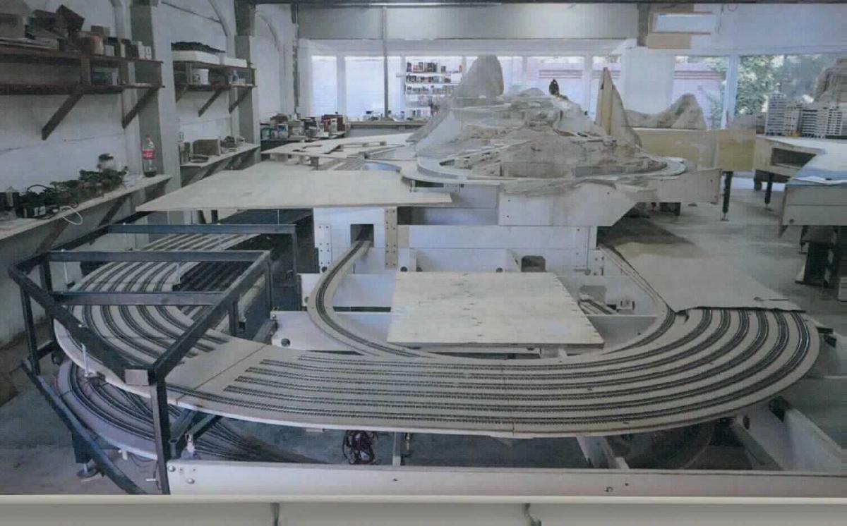 Zusammengesetzte Ware in Form einer Modellbaulandschaft, bestehend aus
- einer umfangreichen Gleisanlage auf mehreren Ebenen,
-- fertig erstellt mit Schienen, Signalen, Weichen, Verkabelung usw., in der Größe der Spur H0,
-- als Zubehör, ausschließlich oder hauptsächlich für eine elektrische Eisenbahn bestimmt,
   erkennbar,
- maßstabgetreuen Modellen von Wohn-, Büro- und Geschäftsgebäuden (Maßstab 1:87),
- einer Unterkostruktion aus unedlem Metall und Holz,
- einer Landschaftsdarstellung aus verschiedenen Werkstoffen (unedles Metall, Gips, Holz usw.),
- nach Auskunft des Anmelders wird die Ware in einer Sendung, zerlegt und in Holzkisten verpackt
  eingeführt.
Im Hinblick auf die Bedeutung für die Verwendung bestimmt das Zubehör für die elektrische
Eisenbahn den Charakter der zusammengesetzten Ware.

Die Ware ist damit als "Zubehör, erkennbar ausschließlich für eine elektrische Eisenbahn bestimmt"
einzureihen.