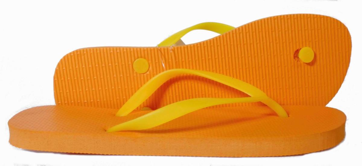Zehenstegsandalen (lt. Antrag: "Flip Flop - Art. Nr. 2187011NA", Foto siehe Anlage)
- mit Laufsohlen aus (lt. Antrag) Kunststoff,
- mit zehenfreiem Oberteil aus einem Riemen aus Kunststoff, der an drei Punkten mit der Sohle durch Zapfen 
  zusammengesteckt ist.
 
"Schuhe, andere als in der Position 6401 genannte, mit Laufsohlen und Oberteil aus Kunststoff, keine 
 Sportschuhe, mit Oberteil aus Riemen, mit der Sohle durch Zapfen zusammengesteckt"