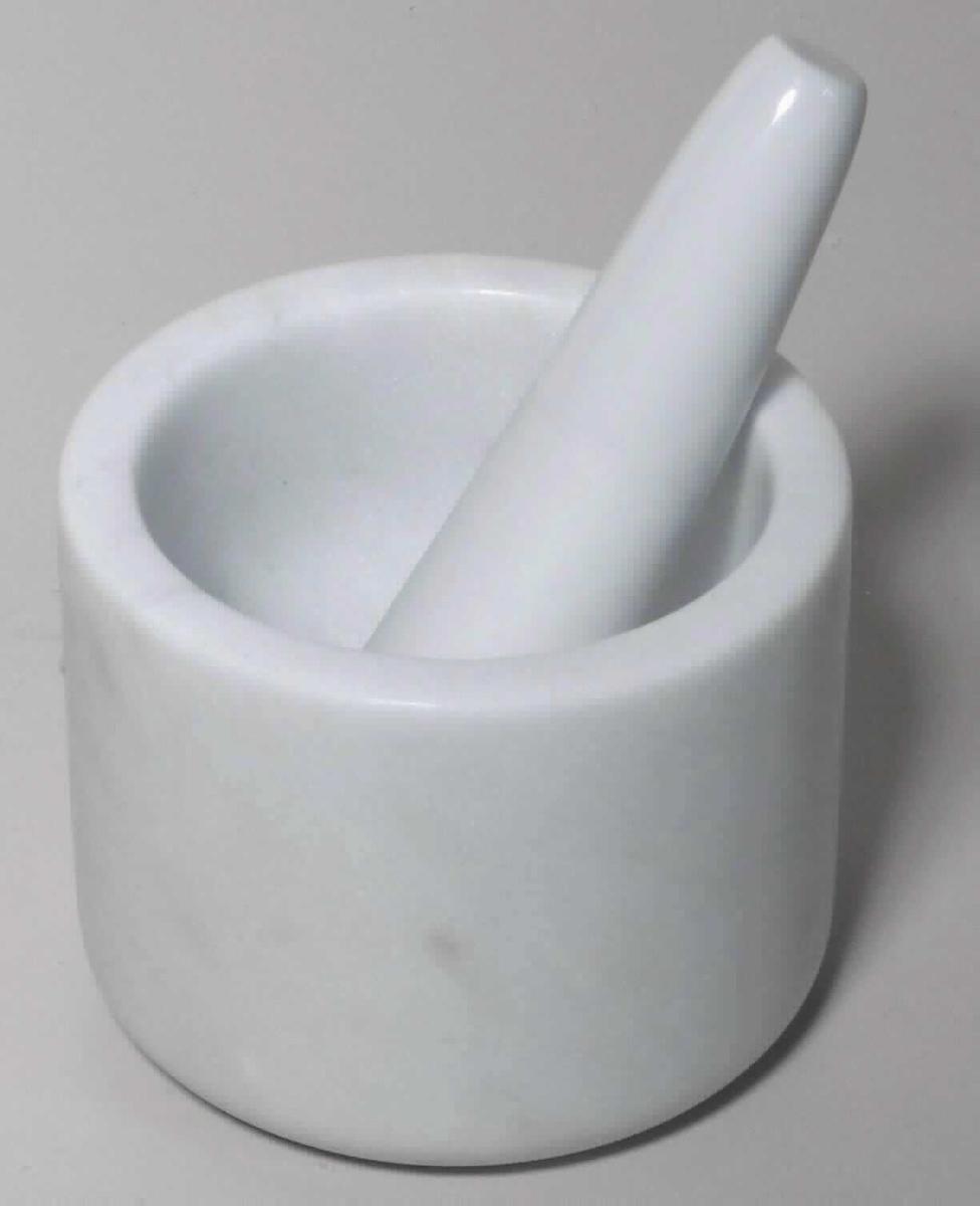 Angaben:
Mörser zur Verwendung in der Küche; Mörser aus Marmor, Stößel aus Porzellan; Abmessungen Mörser: Durchmesser: 10 cm, Höhe: 8 cm.

Warenbeschaffenheit:
Weiß-grauer, marmorierter, glatter Mörser, mit weißem, leicht geschwungenen Stößel, dessen breiteres Ende unglasiert und schmaleres Ende glasiert ist.

Befund:
Bearbeitete Werksteine und Waren daraus.

Zusammengesetzte Ware, bei der im Sinne der AV 3b) die Ware aus Marmor im Hinblick auf den Wert und den Umfang als charakterbestimmend angesehen werden.