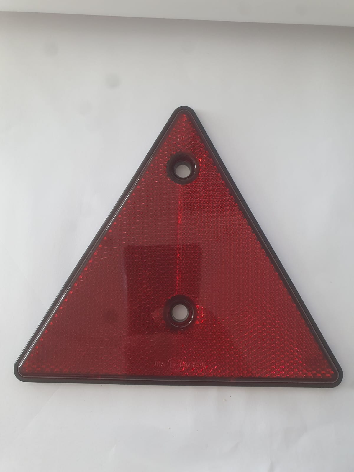 Rückstrahler, sog. Reflektoren, Foto siehe Anlage,
- in Form von Dreieckreflektoren,
- laut Antrag:
- - aus Kunststoff,
- - aus einer rot gefärbten Signalplatte (die zum besseren Reflektieren der Strahlen mit
    pyramidenförmigen Erhöhungen versehen ist) in einem schwarzen dreieckigen Gehäuse,
- - mit zwei runden Aussparungen versehen,
- - mit einer Schenkellänge von ca. 148 mm und einer Basis von ca. 151 mm,
- - mit einer Dicke von ca. 16 mm und
- - einem Gewicht von ca. 55 Gramm,
- werden paarweise mit der Spitze nach oben an der Rückseite von Anhängern befestigt,
- werfen das einfallende Licht zurück und dienen so für mehr Sicherheit bei Dunkelheit,
- aufgrund der Konzeption (u. a. Form und Abmessungen) erkennbar hauptsächlich
  für Fahrzeuge des Kapitels 87 bestimmt.

"Teil (Rückstrahler) für Anhänger der Position 8716"