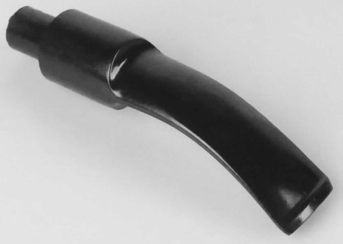 Es handelt sich bei dem sog. "Pfeifenmundstück" um ein ca. 8 cm langes, schwarzes Mundstück aus Kunststoff für Pfeifen.
Die Ware ist an einem Ende flach ausgearbeitet, leicht gebogen und am anderen Ende mit einer Steckvorrichtung vorgesehen. 

Die in einer Kunststofftüte verpackte Ware ist als erkennbares "Teil von Tabakpfeifen" einzureihen.