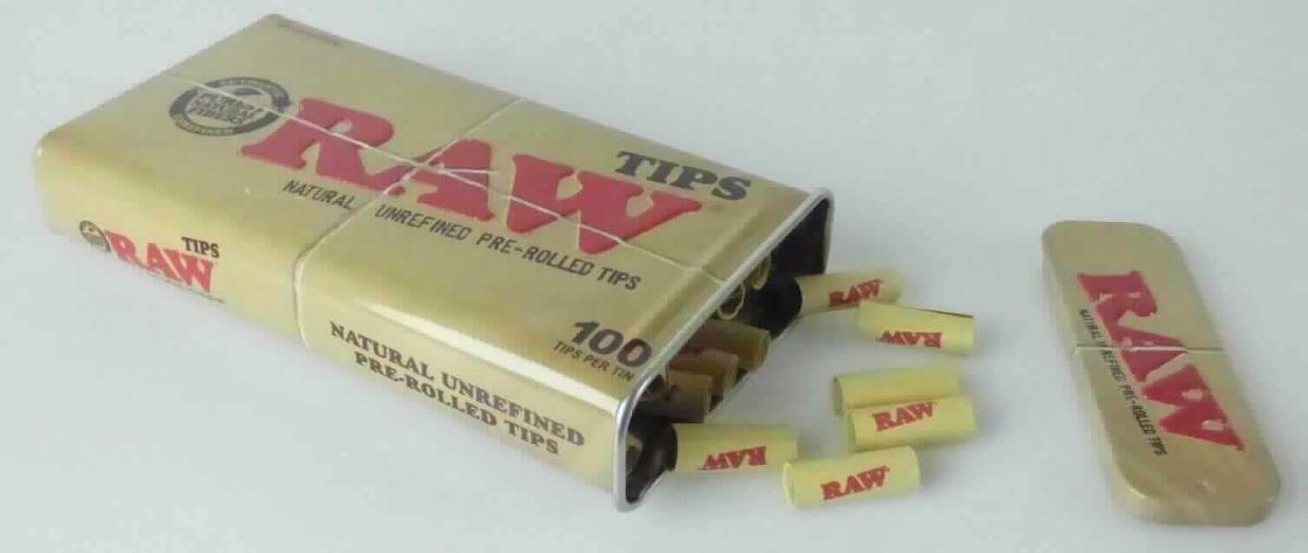 Es handelt sich um vollständig aus etwa 0,23 mm dickem Stahlblech gefertigte Erzeugnisse in Form von quaderförmigen Behältnissen mit abgerundeten Ecken und Kanten und aufschiebbarem Deckel. Sie sind auf der Außenseite vollständig mit Farbe versehen. Auf allen vier Seiten und dem Deckel befindet sich im Wesentlichen ein teilweise geprägtes Markenlogo. Auf Vorder- und Rückseite befinden sich detaillierte Verbraucherinformationen zum Inhalt (insbesondere "PRE-ROLLED TIPS" und "100 TIPS PER TIN"). Die Erzeugnisse dienen als Verkaufsverpackung von sog. Filtertips für selbstgedrehte Zigaretten (nicht Gegenstand dieser vZTA, siehe DEBTI-32538/19-1) und können nach den Angaben auf der Rückseite wieder befüllt werden. 
Abmessungen (Länge x Breite x Höhe): etwa 60 x 20 x 116 mm

Abbildung siehe Anlage.

Derartige Erzeugnisse gehören als "andere Dosen aus Stahl, für Stoffe aller Art (ausgenommen verdichtete oder verflüssigte Gase), mit einem Fassungsvermögen von weniger als 50 l, ohne mechanische oder wärmetechnische Einrichtungen, mit einer Wanddicke von weniger als 0,5 mm" zum TARIC-Code 7310 29 10 00.