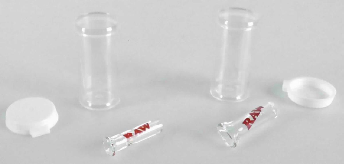 Bei der als "Zigarettenfiltertip aus Glas" bezeichneten Ware handelt es sich um Zigarettenspitzen, bestehend aus 2,6 bzw. 3 cm langen Mundstücken zur Aufnahme einer Zigarette. Die mit "RAW" bedruckten Zigarettenspitzen sind jeweils einzeln in einem durchsichtigen, ca. 4 x 2 cm (Höhe x Durchmesser) großen, zum langfristigen Gebrauch geeigneten Kunststoffbehältnis mit verschließbaren Deckel aufgemacht.

Die Ware ist als "Zigarettenspitze" einzureihen.