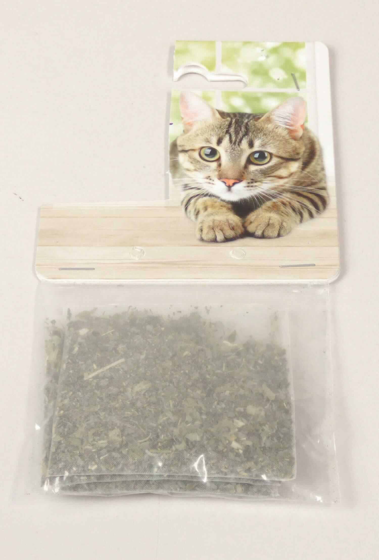 Nach den Angaben der Antragstellerin und der vorliegenden Warenprobe handelt es sich um getrocknete, zerkleinerte Pflanzenteile von Pflanzen der Art Nepeta cataria (Katzenminze). Pflanzenteile der Katzenminze dienen nach den Angaben in der Fachliteratur hauptsächlich zu Zwecken der Medizin und zur Gewinnung von ätherischen Ölen, die in der Parfümindustrie und in der Kosmetik verwendet werden. Ein Haustee (im Sinne von Tee-Ersatz) liegt nicht vor.
Eine mögliche anderweitige Verwendung steht der Einreihung nicht entgegen.

Die Katzenminze ist lose in einem Polybeutel mit bedrucktem Aufhänger abgepackt.

Zolltarifrechtlich handelt es sich um Pflanzenteile der hauptsächlich zur Herstellung von Riechmitteln und zu Zwecken der Medizin verwendeten Art, getrocknet, zerkleinert, andere als in den Codenummern 1211 2000 00 0 bis 1211 9086 90 8 genannt.