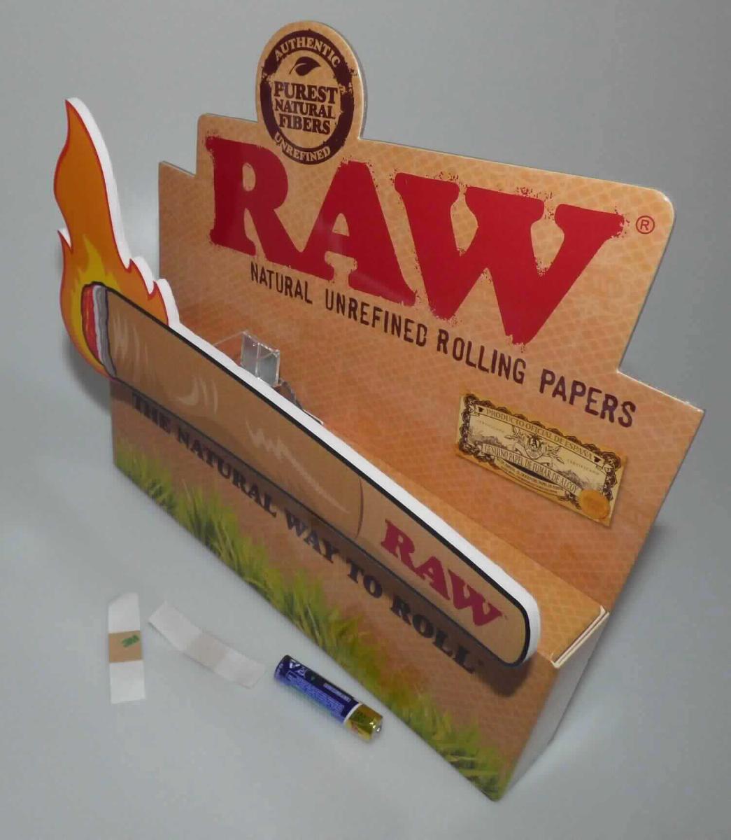 Es handelt sich um einen Aufsteller, bestehend aus einem quaderförmigen Sockel aus mit bedrucktem Papier beklebter Pappe (Länge x Breite x Höhe etwa 22,5 x 3,2 x 7,5 cm) und einer unregelmäßig zugeschnittenen Rückwand aus mit bedrucktem Papier beklebter Pappe (Höhe etwa 21,9 cm). Bei den Aufdrucken handelt es sich im Wesentlichen um Werbeaufdrucke (z. B. Markenlogo, Slogan). Im Sockel befindet sich ein Pendelmotor, der in einem Kunststoffgehäuse mit Batteriefach untergebracht ist und entweder über ein rechteckiges Solarmodul (Format etwa 3,3 x 1,3 cm) oder über eine lose beiliegende, noch in das Batteriefach einzusetzende AAA-Zelle mit Strom versorgt wird. Mittels zweier lose beiliegender, doppelseitiger Klebestreifen (Format etwa 1,5 x 1,3 cm) kann das Solarmodul an der Rückseite der Rückwand fixiert werden. Die Klebestreifen sind gemeinsam mit der Batterie in einem Tütchen aus Kunststofffolie verpackt. Am oberen Ende des Pendels ist mittels eines U-Winkels aus Kunststoff eine unregelmäßiger Zuschnitt aus Zellkunststoff befestigt, der schauseitig mit einem passgenauen Zuschnitt aus Papier beklebt ist, der neben der Abbildung eines brennenden Joints mit einem Markenlogo bedruckt ist. Dieser Zuschnitt wird durch den mit Strom betriebenen Pendelmotor in eine wippende Auf- und Abbewegung versetzt. Der Werbeaufsteller, die Batterie und die Klebestreifen sind gemeinsam mit zwei Zuschnitten aus Schaumkunststoff und einem Tütchen Silikalgel (Ware mit geringem Wert) in einem Beutel aus Kunststofffolie verpackt.

Abbildung siehe Anlage.

Derartige Waren gehören als "andere Werbedrucke" zum TARIC-Code 4911 10 90 00, da es sich zolltarifrechtlich um eine Warenzusammenstellung in Aufmachung für den Einzelverkauf handelt, deren wesentlicher Charakter nach der Bedeutung für die Verwendung durch den Werbeaufsteller bestimmt wird, bei dem es sich zolltarifrechtlich um eine aus verschiedenen Bestandteilen zusammengesetzte Ware handelt, deren wesentlicher Charakter nach der Bedeutung für die Verwendung durch den Werbeaufsteller bestimmt wird.