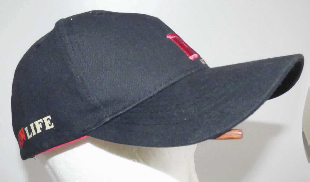 Kopfbedeckung (Mütze), sog. Kappe mit Schirm, Foto siehe Anlage,
- durch Zusammennähen von Stücken aus Geweben aus Spinnstoffen (laut Antrag Baumwolle) hergestellt, 
- mit Schirm,
- mit sechs kleinen Luftlöchern versehen,
- vorn mit einem aufgestickten Firmenlogo; am Rand und am Schirm bedruckt,
- am hinteren, unteren Rand mit einem Riegel aus Kunststoff zu verengen,
- mit einem eingenähten Schweißband,
- gemeinsam mit einem kleinen Holzstab für den Einzelverkauf aufgemacht (der Holzstab ist in die Mütze 
  gesteckt); der Holzstab ist geringwertig und im Hinblick auf die Verwendung als unbedeutend zu betrachten, 
  er ändert das Wesen der Hauptware nicht und ist deshalb wie diese einzureihen.

"Kopfbedeckung, aus mehreren Stücken von Spinnstofferzeugnissen hergestellt, Mütze mit Schirm"