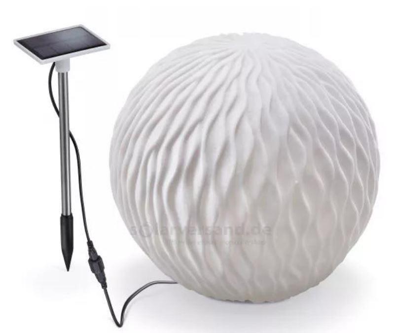 Bei der sog. Solar Leuchtkugel Waved Ball, Art. 102677, handelt es sich um einen ca. d: 25 cm großen elektrischen Beleuchtungskörper in Kugelform aus Kunststoff (gepudert mit gemahlenem Sandstein) mit integrierter weiß leuchtender LED-Lichtquelle (4 warmweiße und 4 kaltweiße LED), einem Akkumulator und einem mittels Kabel verbundenen Solarmodul mit Erdspieß.

Techn. Daten (auszugsweise):
- Farbtemperatur: 2700 – 7500 K
- Lichtstrom: 30 lm
- Schutzklasse: IP44

Das Erzeugnis dient zu Beleuchtungszwecken im Außenbereich.

Es ist als "elektrischer Beleuchtungskörper, anderweit weder genannt noch inbegriffen, nicht von den Unterpositionen (HS) 9405 11 bis 9405 39 erfasst, fotovoltaisch, ausschließlich zur Verwendung mit LED-Lichtquellen bestimmt, kein Scheinwerfer, aus Kunststoffen" einzureihen.