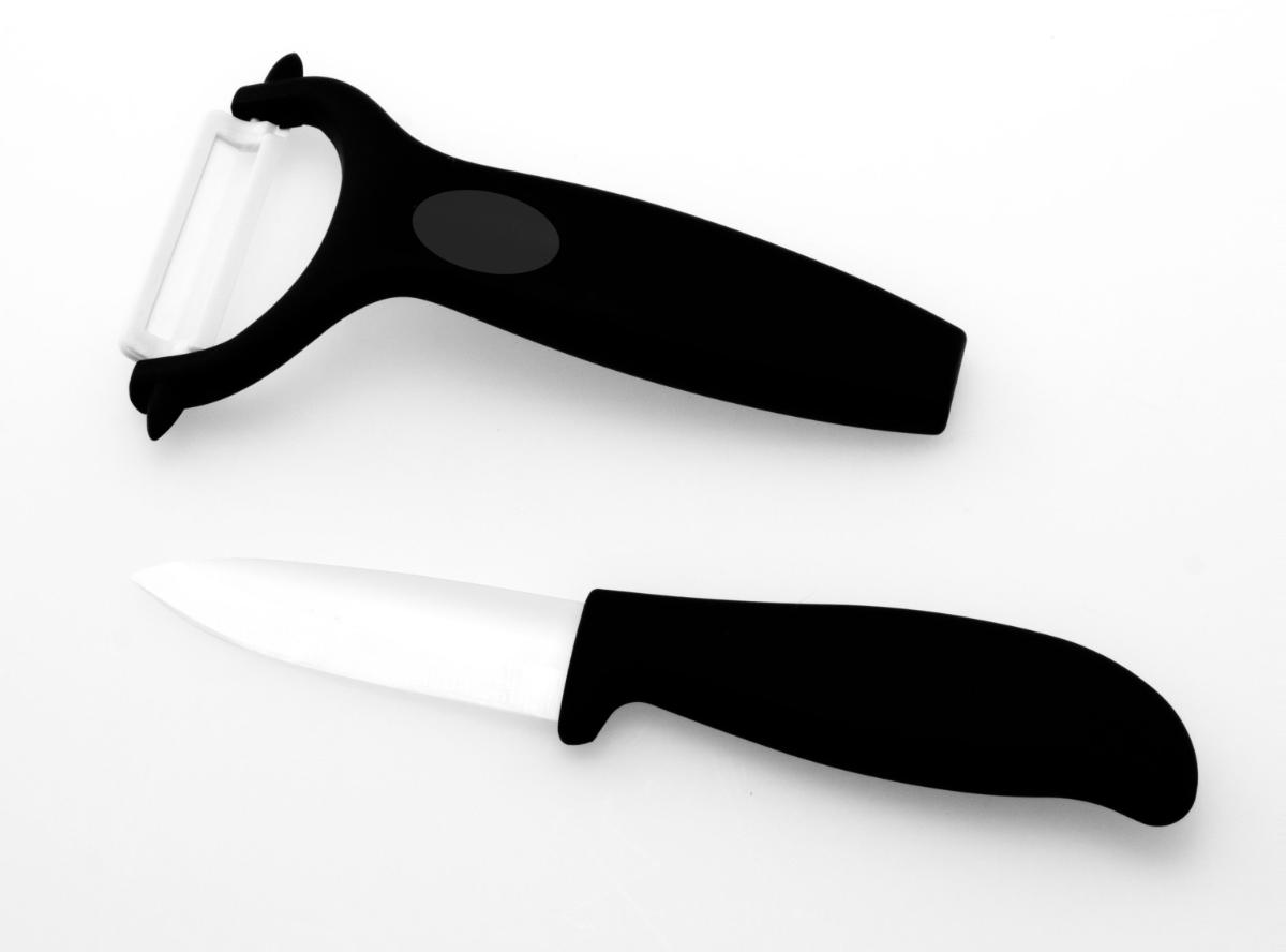 Anderer keramischer Haushaltsartikel, sog. Schäler, Foto siehe Anlage,
- aus verschiedenen Stoffen zusammengesetzte Ware, bestehend aus:
- - Keramik in Form einer kleinen Messerschneide,
- - - keramisches Erzeugnis, nach vorheriger Formgebung gebrannt, tonmineralhaltiges
      Material enthaltend,
- - Kunststoff in Form eines Griffes und einer Halterung für die Messerschneide,
- die Keramik verleiht der zusammengesetzten Ware insbesondere aufgrund der Bedeutung
  des Stoffes in Bezug auf die Verwendung der Ware (arbeitender Teil) den wesentlichen
  Charakter,
- in den Abmessungen: ca. 13 cm (Länge) x ca. 8 cm (Breite),
- dient als Küchenwerkzeug zum Schälen von Obst und Gemüse,

"Keramischer Haushaltsartikel, Artikel für den Tisch- oder Küchengebrauch, aus anderer
Keramik als Porzellan, gewöhnlicher Ton, Steinzeug, Steingut oder feine Erden, Küchenwerkzeug
zum Schälen"