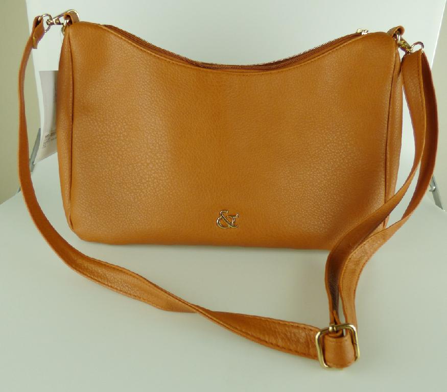 Handtasche, sog. catwalk JBB2106016, Foto siehe Anlage,
- mit einer Außenseite aus Kunststofffolien (lederartig geprägt),
- mit einem Handtragegriff in Form einer Gliederkette aus unedlem Metall,
- mit einem längenverstellbaren, abnehmbaren Schultertrageriemen,
- an der Rückseite mit einem eingesetzten Reißverschlussfach,
- mit einem entlang des oberen Randes verlaufenden Reißverschluss zu öffnen,
- gefüttert; innen mit zwei aufgesetzten, offenen Einsteckfächern sowie einem eingesetzten
  Reißverschlussfach ausgestattet,
- in den Abmessungen von ca. 35 cm (Breite) x 23 cm (Höhe) x 14 cm (Tiefe),
- Handtasche, da aufgrund der Form, der Größe und des Gesamteindrucks in erster Linie dazu geeignet,
  kleinere, persönliche Gegenstände aufzunehmen.

"Handtasche, mit Außenseite aus Kunststofffolien"