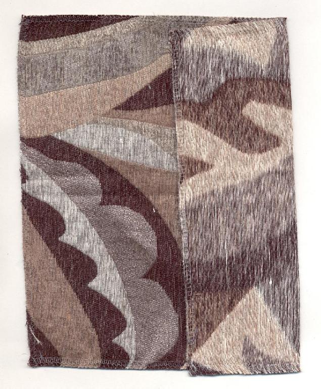 Jacquardgewebe, sog. Dekorationsstoff, Art. Opal, 600666 0001 bis 600666 0004, Foto siehe Anlage,
- als Meterware, mit einer Breite von laut Antrag 142 cm,
- laut Antrag in vier unterschiedlichen Farben,
- laut Untersuchungsergebnis:
-- mit Kettgarnen aus Seide,
-- mit weißen und braunen Schussgarnen aus Leinen,
-- mit schwarzen Schussgarnen aus künstlichen Spinnfasern (Viskose),
-- mit beigen Schussgarnen aus künstlichen Filamenten (Viskose),
-- mit gezwirnten Schussgarnen bestehend aus zwei Garnen aus künstlichen Filamenten (Viskose) und
   einem Garn aus Leinen,
-- mit einem Gesamtanteil an (die Antragsangaben können als zutreffend angesehen werden):
--- künstlichen Chemiefasern von 48 GHT (davon ca. 24,5 GHT künstliche Spinnfasern und
    ca. 23,5 GHT künstliche Filamente), 
--- Leinen von 46 GHT,
--- Seide von 6 GHT,
-- buntgewebt.

"Gewebe aus künstlichen Spinnfasern, anderes als in den Unterpositionen 5516 11 bis 5516 44
 genannte, buntgewebt"