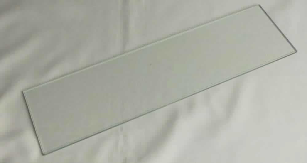 Vorgespanntes Einschichten-Sicherheitsglas, sog. Einscheibensicherheitsglas "float klar",
Foto siehe Anlage,
nach den Antragsangaben:
- Glasplatte aus vorgespanntem Einschichten-Sicherheitsglas,
- mit einem Eisengehalt von mehr als 300 ppm,
- ohne Beschichtung,
- mit bearbeiteten Kanten (geschliffen oder poliert),
- in den Abmessungen: ca. 36 cm (Länge) x 9,5 cm (Breite) x 0,5 cm (Dicke),
- zur Verwendung im Möbel- oder Ladenbau vorgesehen.

"Vorgespanntes Einschichten-Sicherheitsglas, anderes als in den Unterpositionen 7007 1110 bis
 7007 1920 genannte, anderes als in den TARIC-Codes 7007 1980 12 bis 7007 1980 85 genannte"