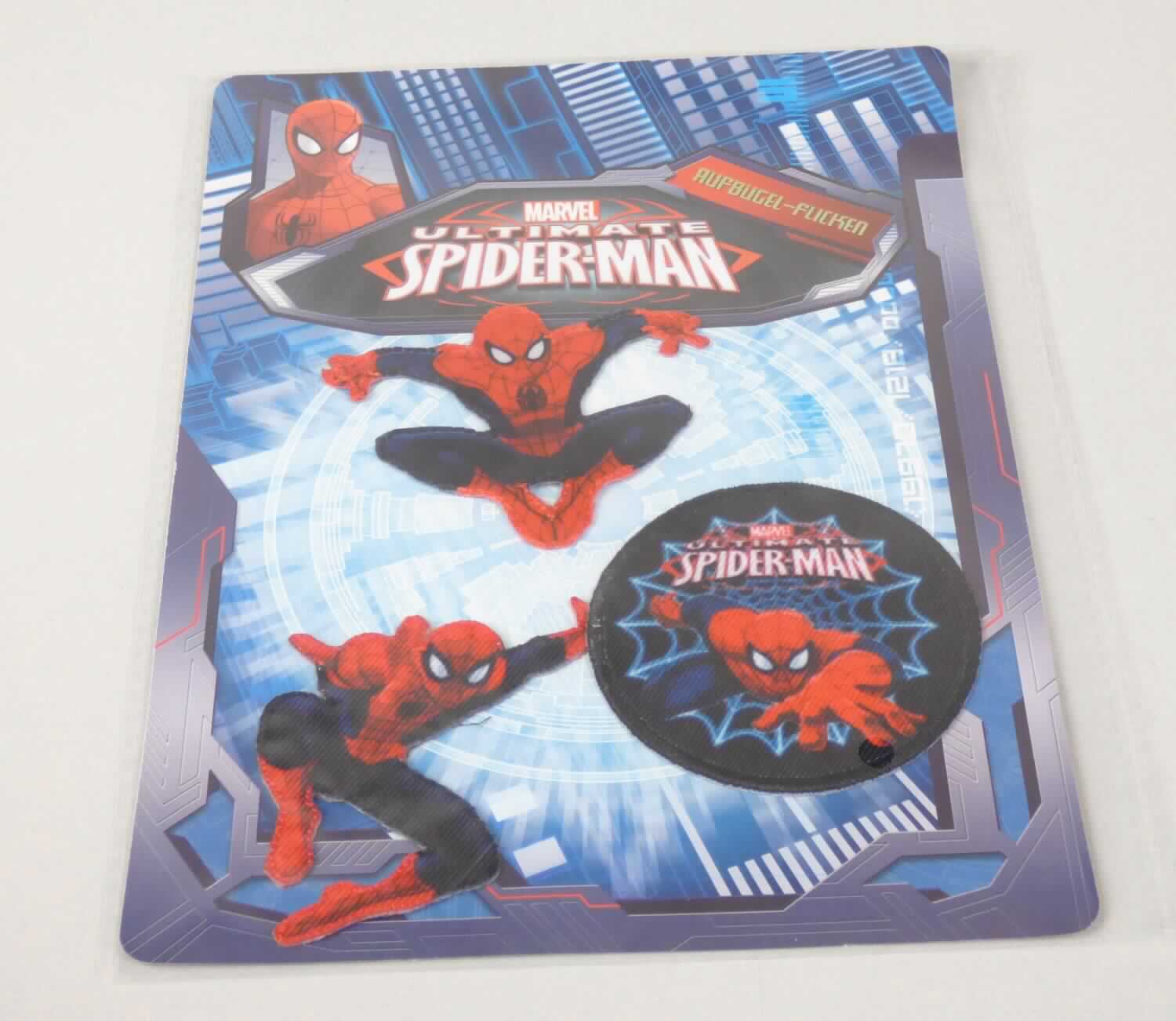 Stickereien als Motiv, Foto siehe Anlage,
- als Set mit drei unterschiedlichen Motiven (Action-Figuren "Spiderman") auf einer bedruckten Pappkarte in einem
  Polybeutel verpackt,
- mit einem Stickgrund aus Gewebe aus laut Antrag synthetischen Chemiefasern (Polyester),
- mit Stickgarnen bestickt,
- auf der Rückseite mit einem klarsichtigen Kleber ausgestattet,
- keine Ätzstickerei oder Stickerei mit herausgeschnittenem Grund,
- laut Antrag mit einem Wert von weniger als 17,50 EUR je kg Eigengewicht, somit keine Ware der Unterposition
  5810 9210,
- ohne Hinweise auf Handarbeit.

"Stickereien als Motiv, andere als Ätzstickereien und Stickereien mit herausgeschnittenem Grund, aus 
 Chemiefasern, mit einem Wert von weniger als 17,50 EUR je kg Eigengewicht, nicht handgearbeitet"