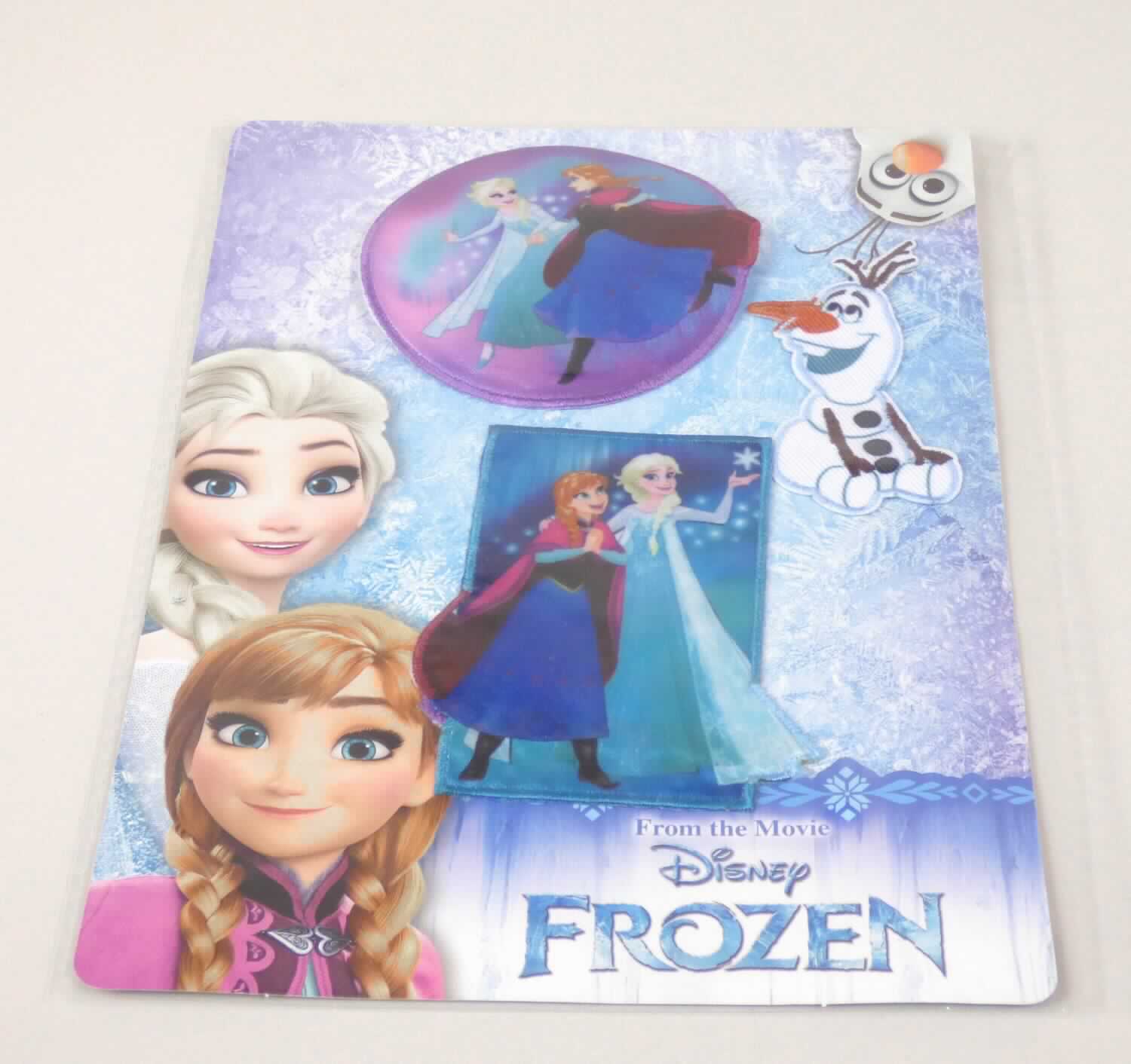 Stickereien als Motiv, Foto siehe Anlage,
- als Set mit drei unterschiedlichen Motiven (Disney-Figuren "Frozen") auf einer bedruckten Pappkarte in einem
  Polybeutel verpackt,
- mit einem Stickgrund aus Gewebe aus laut Antrag synthetischen Chemiefasern (Polyester),
- mit Stickgarnen bestickt,
- auf der Rückseite mit einem klarsichtigen Kleber ausgestattet,
- keine Ätzstickerei oder Stickerei mit herausgeschnittenem Grund,
- laut Antrag mit einem Wert von weniger als 17,50 EUR je kg Eigengewicht, somit keine Ware der Unterposition
  5810 9210,
- ohne Hinweise auf Handarbeit.

"Stickereien als Motiv, andere als Ätzstickereien und Stickereien mit herausgeschnittenem Grund, aus 
 Chemiefasern, mit einem Wert von weniger als 17,50 EUR je kg Eigengewicht, nicht handgearbeitet"