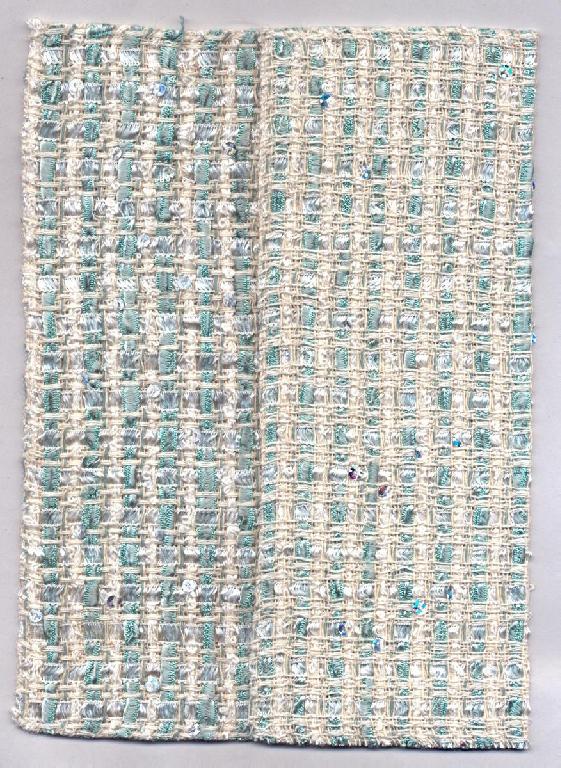 Gewebe, sog. Dekorationsstoff, Art. Sonatina, 600157 0001 bis 600157 0005, Foto siehe Anlage,
- als Meterware; mit einer Breite von laut Antrag 135 cm,
- laut Antrag in fünf unterschiedlichen Farben,
- laut Untersuchungsergebnis:
-- mit Gewirkestreifen aus künstlichen und synthetischen Filamenten (Viskose und Polyamid),
-- mit weißen Paillettengarnen aus künstlichen Spinnfasern (Viskose),
-- mit Effektzwirnen aus Baumwolle und künstlichen Filamenten (Viskose),
-- mit dünnen Garnen aus Baumwolle und Spuren von Reißspinnstoff (u. a. Polyester und Viskose
   enthaltend),
-- mit einem Gesamtanteil an (die Antragsangaben können als zutreffend angesehen werden):
--- künstlichen Chemiefasern (Filamente und Spinnfasern) von 70 GHT (davon mit einem Anteil an 
    künstlichen nicht hochfesten Filamenten von über 50 GHT),
--- Baumwolle von 27 GHT,
--- synthetischen Filamente von 3 GHT,
-- buntgewebt,
-- in Musterbindung.

"Gewebe aus Garnen aus künstlichen Filamenten, anderes als in den Unterpositionen 5408 10 bis
 5408 24 genannte, buntgewebt"