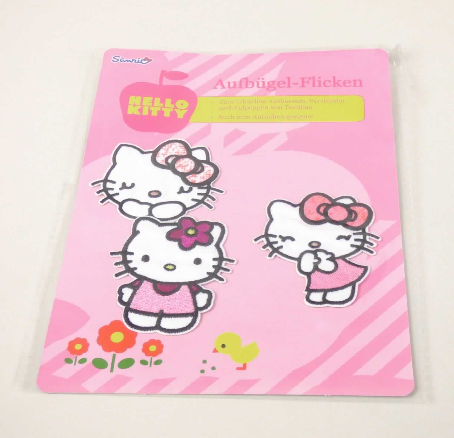 Stickereien als Motiv, Foto siehe Anlage,
- als Set mit drei unterschiedlichen Motiven "Hello Kitty" auf einer bedruckten Pappkarte in einem
  Polybeutel verpackt,
- laut Untersuchungsergebnis:
-- mit einem Stickgrund aus Gewebe aus laut Antrag synthetischen Chemiefasern (Polyester),
-- mit Stickgarnen bestickt,
-- keine Ätzstickerei oder Stickerei mit herausgeschnittenem Grund,
- auf der Rückseite mit einem klarsichtigen Kleber ausgestattet,
- laut Antrag mit einem Wert von weniger als 17,50 EUR je kg Eigengewicht, somit keine Ware der Unterposition
  5810 9210,
- ohne Hinweise auf Handarbeit.

"Stickereien als Motiv, andere als Ätzstickereien und Stickereien mit herausgeschnittenem Grund, aus 
 Chemiefasern, mit einem Wert von weniger als 17,50 EUR je kg Eigengewicht, nicht handgearbeitet"