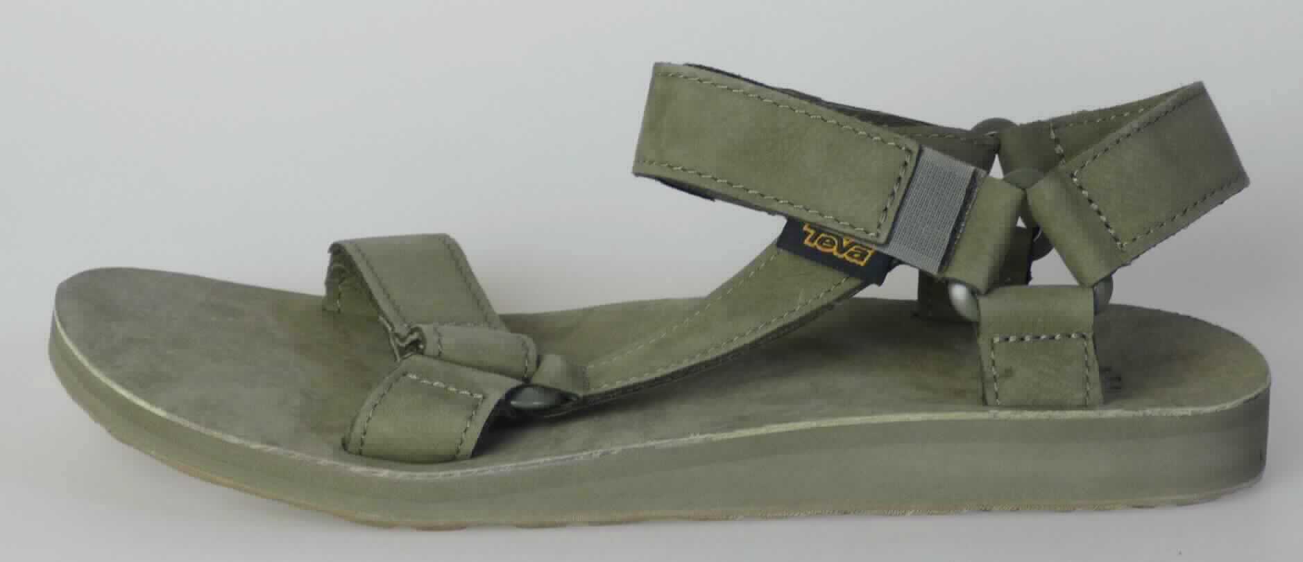 Sandalen (lt. Antrag: "Freizeitsandale für Männer, Größe M's 9", Foto siehe Anlage)
- mit Laufsohlen aus (lt. Antrag) Kunststoff; ohne Hauptsohle aus Holz,
- mit zehenfreiem Oberteil (nicht geschlossenes Blatt) aus Leder,
- mit Klettverschluss,
- ohne Metallschutz in der Vorderkappe,
- nicht den Knöchel bedeckend, 
- mit einer größten Höhe des Absatzes und der Sohle von ca. 2,2 cm, 
- mit einer Länge der Innensohle von ca. 28 cm, 
- für Männer (u. a. weiter Schnitt).

"Schuhe mit Laufsohlen aus Kunststoff und Oberteil aus Leder, andere als in den Unterpositionen 6403 1200 
 bis 6403 9905 genannte, deren Blatt nicht geschlossen ist, andere als in den Unterpositionen 6403 9911 bis 
 6403 9931 genannte, für Männer"