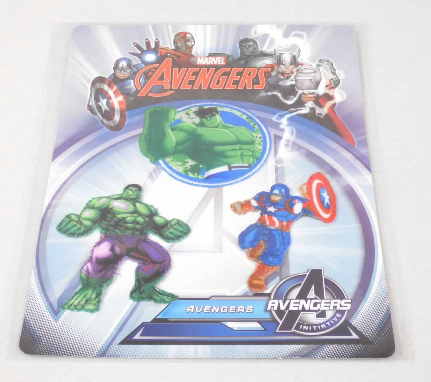 Stickereien als Motiv, Foto siehe Anlage,
- als Set mit drei unterschiedlichen Motiven (Action-Figuren "Avengers") auf einer bedruckten Pappkarte in einem
  Polybeutel verpackt,
- mit einem Stickgrund aus Gewebe aus laut Antrag synthetischen Chemiefasern (Polyester),
- mit Stickgarnen bestickt,
- auf der Rückseite mit einem klarsichtigen Kleber ausgestattet,
- keine Ätzstickerei oder Stickerei mit herausgeschnittenem Grund,
- laut Antrag mit einem Wert von weniger als 17,50 EUR je kg Eigengewicht, somit keine Ware der Unterposition
  5810 9210,
- ohne Hinweise auf Handarbeit.

"Stickereien als Motiv, andere als Ätzstickereien und Stickereien mit herausgeschnittenem Grund, aus 
 Chemiefasern, mit einem Wert von weniger als 17,50 EUR je kg Eigengewicht, nicht handgearbeitet"