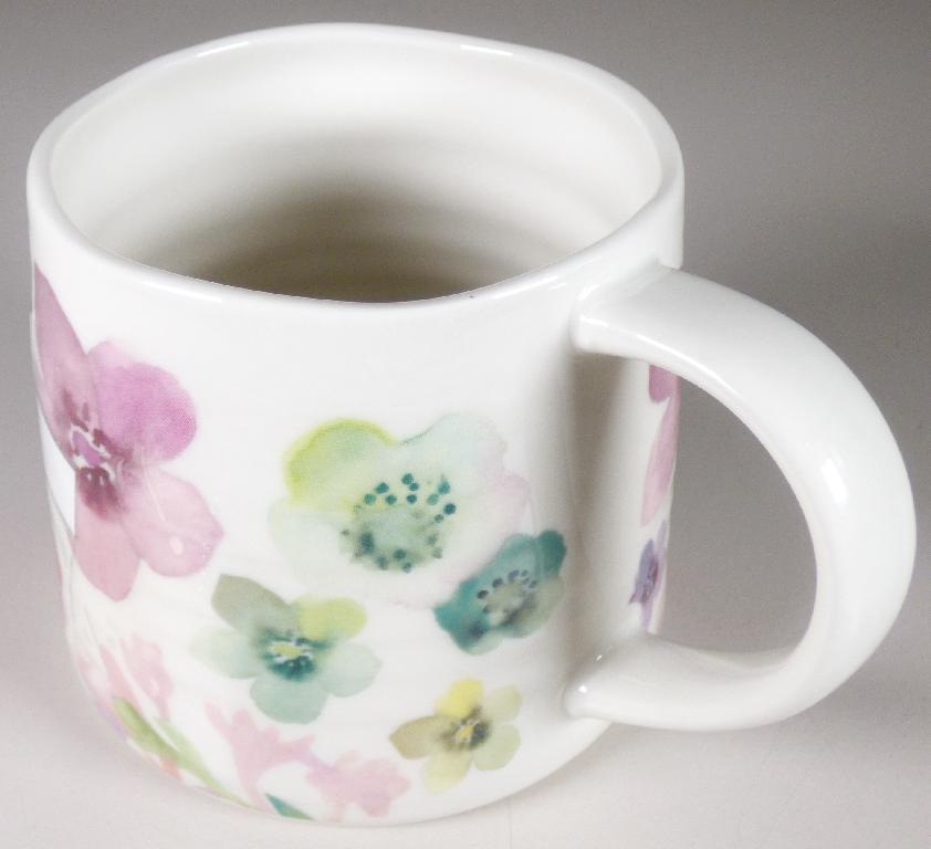 Geschirr aus Porzellan, sog. Becher mit Henkel, bunt bedruckt, Foto siehe Anlage,
- glasierte, becherförmige Tasse mit Henkel,
- außen mit floralen Motiven versehen,
- mit einem Durchmesser von ca. 8,5 cm und einer Höhe von ca. 9,5 cm,
- keramisches Erzeugnis; nach der Formgebung gebrannt; tonmineralhaltiges Material enthaltend,
- laut Antrag aus Porzellan.

"Geschirr (Becher), aus Porzellan"