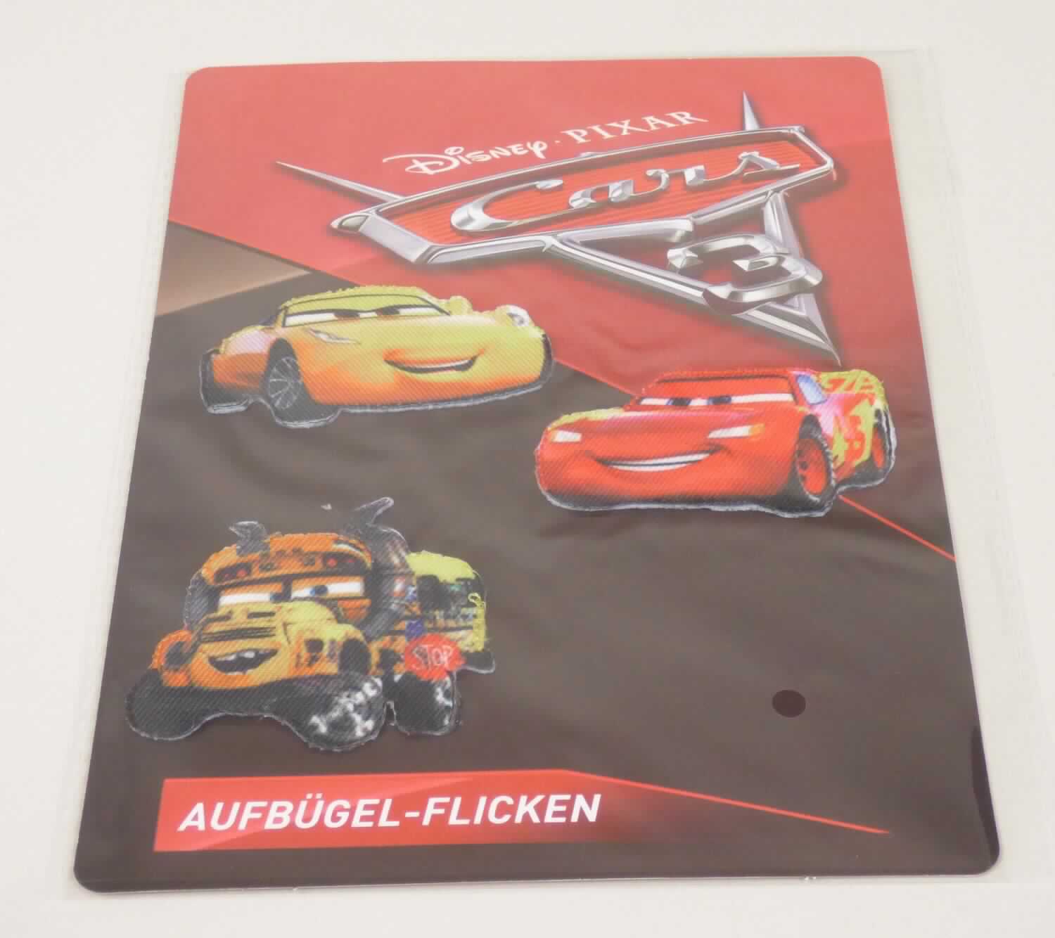 Stickereien als Motiv, Foto siehe Anlage,
- als Set mit drei unterschiedlichen Motiven (Disney- Autos "Cars") auf einer bedruckten Pappkarte in einem
  Polybeutel verpackt,
- mit einem Stickgrund aus Gewebe aus laut Antrag synthetischen Chemiefasern (Polyester),
- mit Stickgarnen bestickt,
- auf der Rückseite mit einem klarsichtigen Kleber ausgestattet,
- keine Ätzstickerei oder Stickerei mit herausgeschnittenem Grund,
- laut Antrag mit einem Wert von weniger als 17,50 EUR je kg Eigengewicht, somit keine Ware der Unterposition
  5810 9210,
- ohne Hinweise auf Handarbeit.

"Stickereien als Motiv, andere als Ätzstickereien und Stickereien mit herausgeschnittenem Grund, aus 
 Chemiefasern, mit einem Wert von weniger als 17,50 EUR je kg Eigengewicht, nicht handgearbeitet"