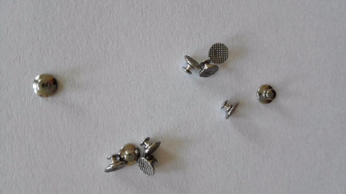 Klebe-Lingualknopf, sog. Lingualknöpfchen, im Wesentlichen bestehend aus einer Vorrichtung aus Metall mit runder, flacher Basis und einem mittig aufgesetzten Knopf.
Äußere Form: siehe Abbildung in der Anlage.
Die Ware stellt sich als Bestandteil einer festsitzenden kieferorthopädischen Apparatur dar, die sich aus Brackets, Drahtbögen (beides nicht Gegenstand dieser vZTA-Entscheidung) und Knöpfchen zusammensetzt.
Das Lingualknöpfchen wird aus ästhetischen Gründen auf den innenliegenden Zahnoberflächen aufgeklebt und dient als Haltevorrichtung während einer kieferorthopädischen Behandlung zur Korrektur des Gebisses.

Die Ware wird als "Teil, erkennbar hauptsächlich für eine orthopädische (orthodontische) Vorrichtung bestimmt" eingereiht.