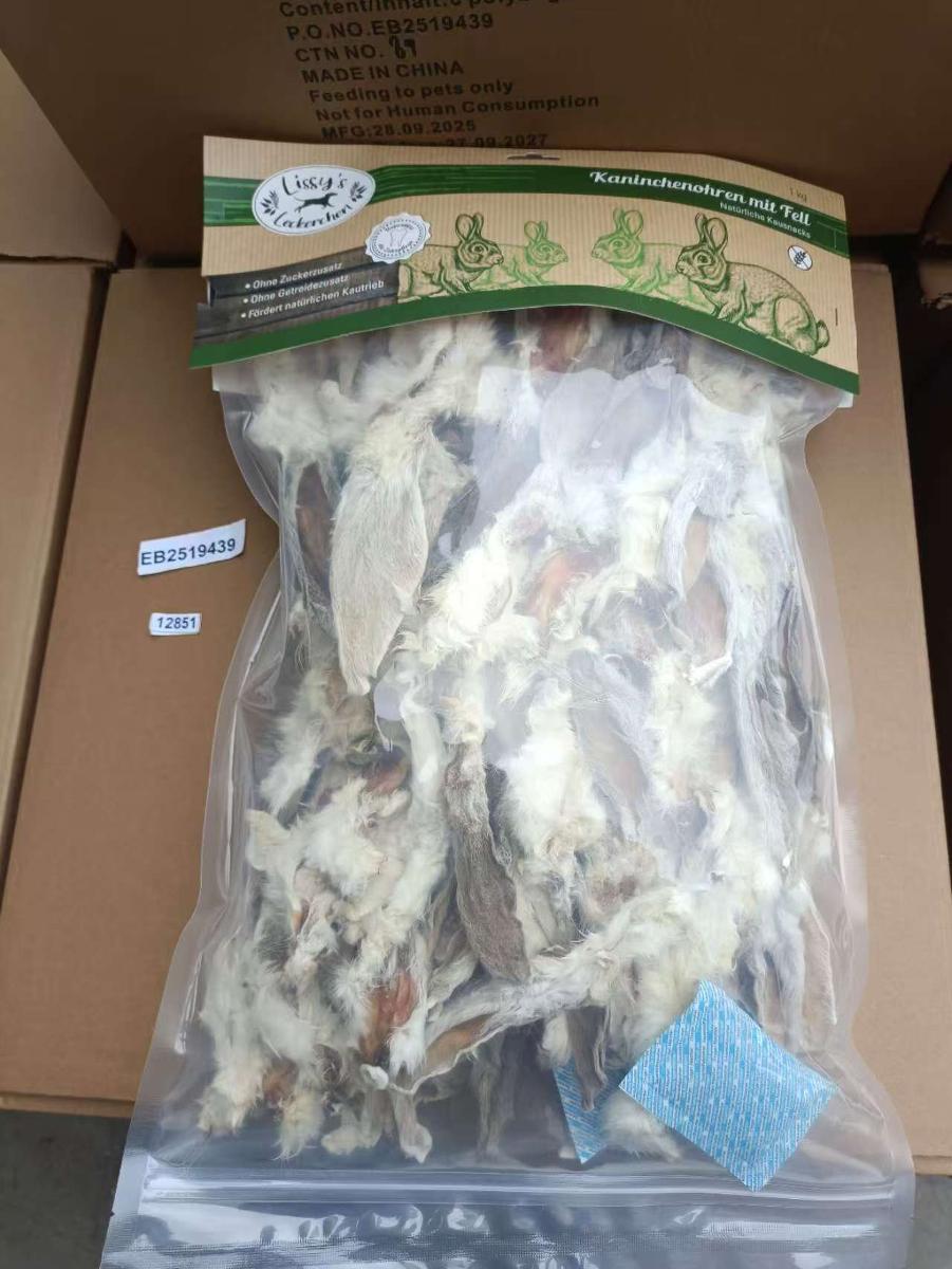 Nach den Antragsangaben handelt es sich um ein Schlachtnebenerzeugnis vom Kaninchen, ohne weitere Zusätze.

Die Ware ist zur Verwendung als Tierfuttermittel (Hundefutter) bestimmt und für den Einzelverkauf aufgemacht.

Da die Herstellung und der Transport der Erzeugnisse unter Nichteinhaltung der Lebensmittelhygienestandarts erfolgen, sind die Erzeugnisse nicht für die menschliche Ernährung geeignet.

Zolltarifrechtlich handelt es sich bei derartigen Erzeugnissen um "Waren tierischen Ursprungs, anderweit weder genannt noch inbegriffen, andere als in den Codenummern 0511 1000 00 0 bis 0511 9985 20 0 genannt, zur menschlichen Ernährung ungeeignet".
