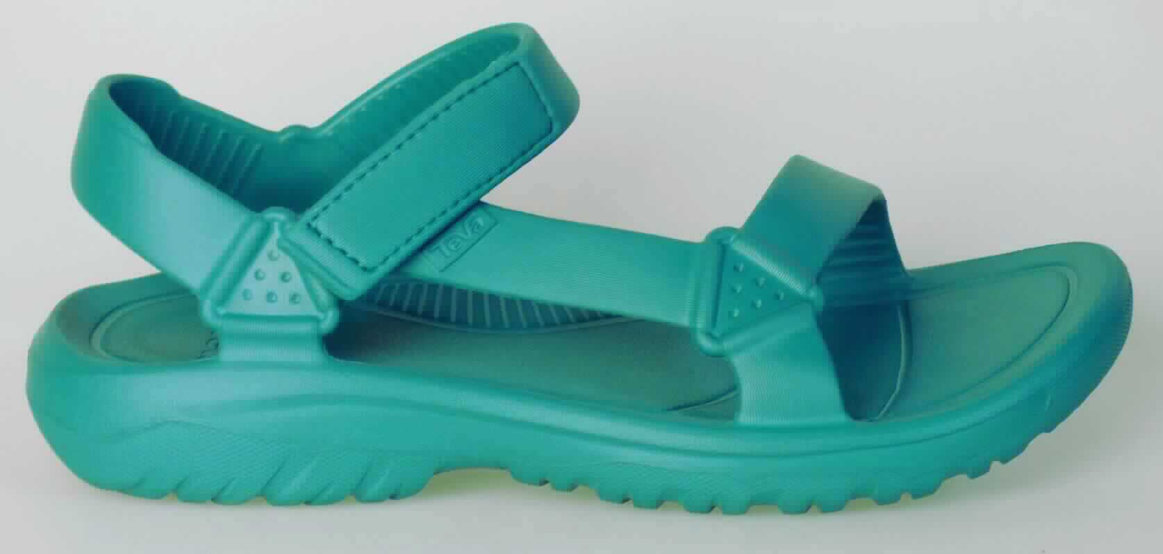 Sandalen (lt. Antrag: "Freizeitsandale für Männer, Größe M 9", Foto siehe Anlage)
- mit Laufsohlen aus (lt. Antrag) Kunststoff,
- mit Oberteil (nicht geschlossenes Blatt; nicht mit der Sohle durch Zapfen zusammengesteckt) aus Kunststoff,
- mit Klettverschluss,
- nicht den Knöchel bedeckend,
- ohne Metallschutz in der Vorderkappe,
- mit einer größten Höhe des Absatzes und der Sohle von ca. 2,9 cm.

"Schuhe, andere als in der Position 6401 genannte, mit Laufsohlen und Oberteil aus Kunststoff, andere als 
 in den Unterpositionen 6402 1210 bis 6402 9910 genannte, deren Blatt nicht geschlossen ist, andere als in der
 Unterposition 6402 9931"