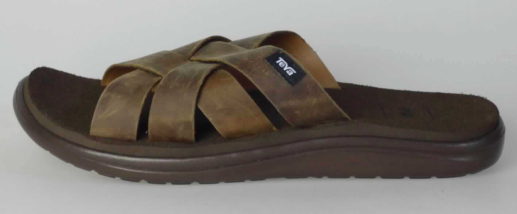 Sandalen (lt. Antrag: "Freizeitsandale für Männer, Größe M's 9", Foto siehe Anlage)
- mit Laufsohlen aus (lt. Antrag) Kunststoff; ohne Hauptsohle aus Holz,
- mit zehenfreiem Oberteil (nicht geschlossenes Blatt) aus Leder,
- mit Klettverschluss,
- ohne Metallschutz in der Vorderkappe,
- nicht den Knöchel bedeckend, 
- mit einer größten Höhe des Absatzes und der Sohle von ca. 2,7 cm, 
- mit einer Länge der Innensohle von ca. 28 cm, 
- für Männer (u. a. weiter Schnitt).

"Schuhe mit Laufsohlen aus Kunststoff und Oberteil aus Leder, andere als in den Unterpositionen 6403 1200 
 bis 6403 9905 genannte, deren Blatt nicht geschlossen ist, andere als in den Unterpositionen 6403 9911 bis 
 6403 9931 genannte, für Männer"