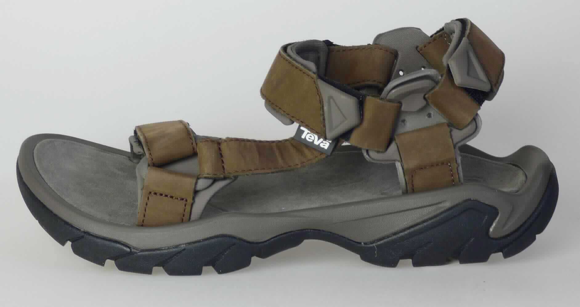 Sandalen (lt. Antrag: "Sandale für Männer, Größe M's 9", Foto siehe Anlage)
- mit Laufsohlen aus (lt. Antrag) Kunststoff; ohne Hauptsohle aus Holz,
- mit zehenfreiem Oberteil (nicht geschlossenes Blatt) aus Leder (den größten Teil der Außenfläche bildend) 
  und Kunststoff (Spinnstoff mit einer mit bloßem Auge wahrnehmbaren Außenschicht aus Kunststoff),
- mit Klettverschluss,
- ohne Metallschutz in der Vorderkappe,
- nicht den Knöchel bedeckend, 
- mit einer größten Höhe des Absatzes und der Sohle von ca. 2,9 cm, 
- mit einer Länge der Innensohle von ca. 28 cm, 
- für Männer (u. a. weiter Schnitt).

"Schuhe mit Laufsohlen aus Kunststoff und Oberteil aus Leder, andere als in den Unterpositionen 6403 1200 
 bis 6403 9905 genannte, deren Blatt nicht geschlossen ist, andere als in den Unterpositionen 6403 9911 bis 
 6403 9931 genannte, für Männer"