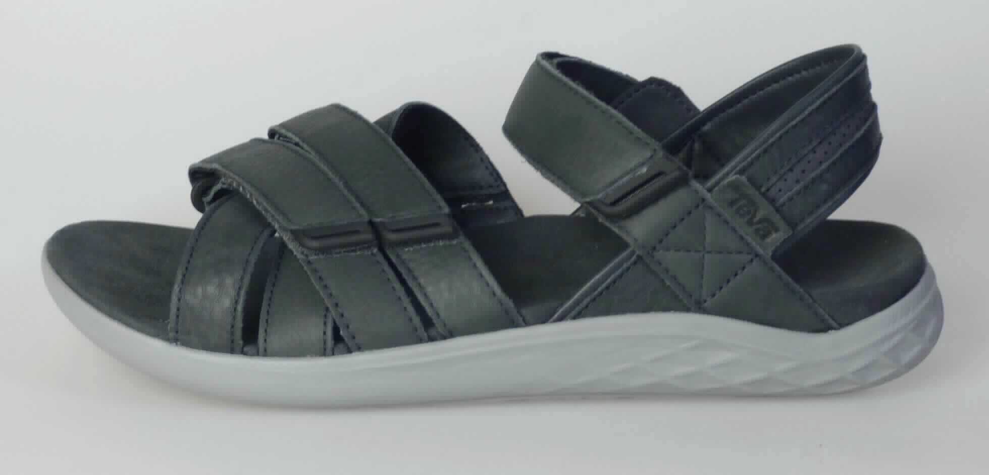 Sandalen (lt. Antrag: "Sandale für Männer, Größe M's 9", Foto siehe Anlage)
- mit Laufsohlen aus (lt. Antrag) Kunststoff; ohne Hauptsohle aus Holz,
- mit zehenfreiem Oberteil (nicht geschlossenes Blatt) aus Leder (den größten Teil der Außenfläche bildend),
  Spinnstoff und Kunststoff (Spinnstoff mit einer mit bloßem Auge wahrnehmbaren Außenschicht aus Kunststoff),
- mit Klettverschluss,
- ohne Metallschutz in der Vorderkappe,
- nicht den Knöchel bedeckend, 
- mit einer größten Höhe des Absatzes und der Sohle von ca. 2,9 cm, 
- mit einer Länge der Innensohle von ca. 28 cm, 
- für Männer (u. a. weiter Schnitt).

"Schuhe mit Laufsohlen aus Kunststoff und Oberteil aus Leder, andere als in den Unterpositionen 6403 1200 
 bis 6403 9905 genannte, deren Blatt nicht geschlossen ist, andere als in den Unterpositionen 6403 9911 bis 
 6403 9931 genannte, für Männer"