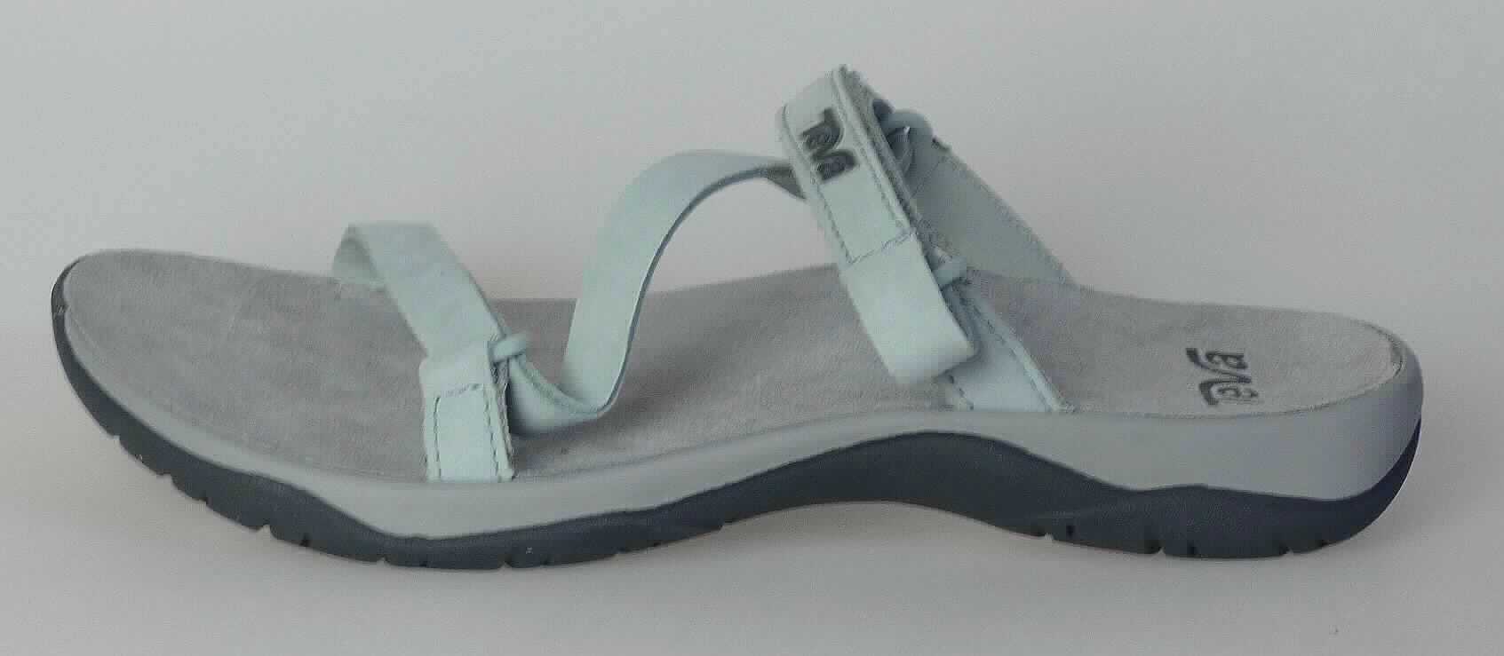 Sandalen (lt. Antrag: "Sandale für Frauen, Größe W's 7", Foto siehe Anlage)
- mit Laufsohlen aus (lt. Antrag) Kunststoff; ohne Hauptsohle aus Holz,
- mit zehenfreiem Oberteil (nicht geschlossenes Blatt) aus Leder,
- mit Klettverschluss,
- ohne Metallschutz in der Vorderkappe,
- nicht den Knöchel bedeckend, 
- mit einer größten Höhe des Absatzes und der Sohle von ca. 2,4 cm,
- mit einer Länge der Innensohle von ca. 24,8 cm,
- für Frauen (u. a. schlanker Schnitt).

"Schuhe mit Laufsohlen aus Kunststoff und Oberteil aus Leder, andere als in den Unterpositionen 6403 1200 
 bis 6403 9905 genannte, deren Blatt nicht geschlossen ist, andere als in den Unterpositionen 6403 9911 bis 
 6403 9931 genannte, für Frauen"