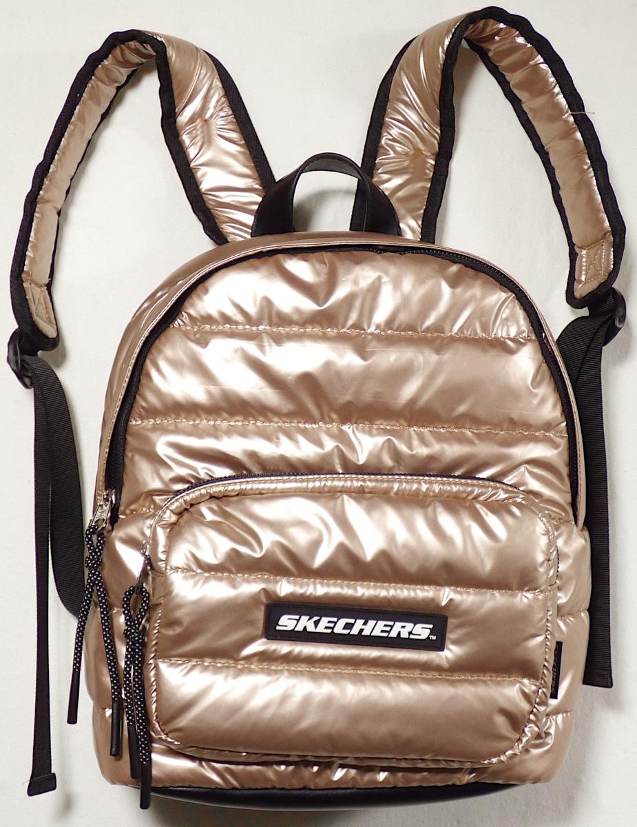 Rucksack, sog. Skechers Backpack gold metallic, Foto siehe Anlage,
- mit einer Außenseite aus Kunststofffolien,
- - mit Ausnahme des Bodenteils mit einer Außenseite aus einem metallic-farbenen Kunststoff
    (laut Antrag Polyurethan) auf einer Unterlage aus Spinnstoff (laut Antrag Nylon); der mit dem 
    bloßen Auge wahrnehmbare Kunststoff bedeckt den Spinnstoff vollständig und gleicht einer
    aufgebrachten, vorgefertigten Kunststofffolie,
- - - zweilagig gearbeitet; durch Steppen abgeteilt; mit einer Innenlage aus Wattierungsstoff,
- - am Bodenteil mit einer Außenseite aus lederartig geprägter Kunststofffolie,
- mit einem Handtragegriff,
- mit zwei längenverstellbaren, gepolsterten Rückentragegurten,
- an der Vorderseite mit einem aufgesetzten Reißverschlussfach,
- das Hauptfach ist mit einem entlang des oberen Rands bis zu den Schmalseiten verlaufenden
  Reißverschluss versehen,
- - gefüttert; innen mit zwei aufgesetzten, offenen Einsteckfächern, einem eingesetzten Reiß-
    verschlussfach sowie einem angenähten, offenen Einsteckfach für eine Flasche ausgestattet,
- mit den Abmessungen: ca. 30 cm (Breite) x 34 cm (Höhe) x 13 cm (Tiefe).

"Rucksack, mit Außenseite aus Kunststofffolien"