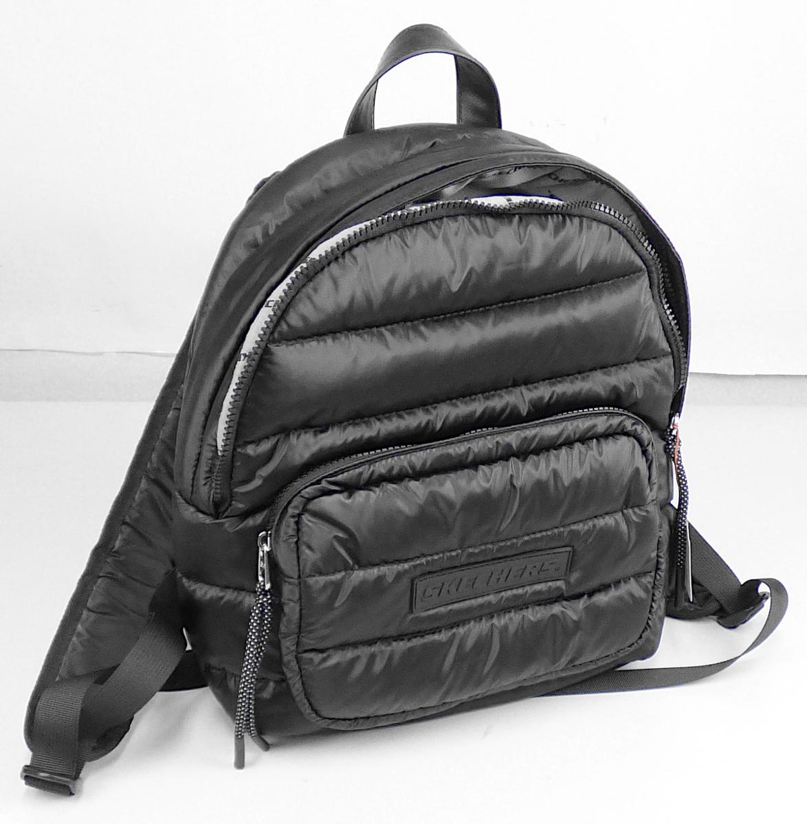 Rucksack, sog. skechers Rucksack black, Foto siehe Anlage,
- mit einer Außenseite aus Kunststofffolien auf einer Unterlage aus Spinnstoffen,
- - überwiegend aus gewebeartig geprägter Kunststofffolie,
- - - zweilagig gearbeitet; durch Steppen abgeteilt; mit einer Innenlage aus Wattierungsstoff,
- - am Bodenteil aus lederartig geprägter Kunststofffolie,
- mit einem Handtragegriff,
- mit zwei längenverstellbaren, gepolsterten Rückentragegurten,
- an der Vorderseite mit einem aufgesetzten Reißverschlussfach,
- das Hauptfach ist mit einem entlang des oberen Rands bis zu den Schmalseiten verlaufenden
  Reißverschluss versehen,
- - gefüttert; innen mit zwei aufgesetzten, offenen Einsteckfächern, einem eingesetzten Reiß-
    verschlussfach sowie einem angenähten, offenen Einsteckfach für eine Flasche ausgestattet,
- mit den Abmessungen: ca. 27 cm (Breite) x 33 cm (Höhe) x 13 cm (Tiefe).

"Rucksack, mit Außenseite aus Kunststofffolien"