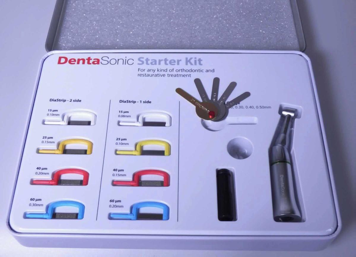 Sog. Messlehre aus Starter-Kit, in Form von sechs an einem Ende zusammengefügten Metallplättchen in unterschiedlichen Stärken (0,10 mm, 0,15 mm, 0,20 mm, 0,30 mm, 0,40 mm sowie 0,50 mm). Zur äußeren Form siehe Abbildung in der Anlage. Die Ware dient dem Ausmessen der Zahnzwischenräume.
Die Ware wird als "Gerät zum Messen oder Prüfen, in Kapitel 90 anderweit weder genannt noch inbegriffen, andere als in den Unterpositionen (KN) 9031 1000 bis 9031 4990 genannt, zum Messen oder Prüfen der geometrischen Größe Abstand" eingereiht.