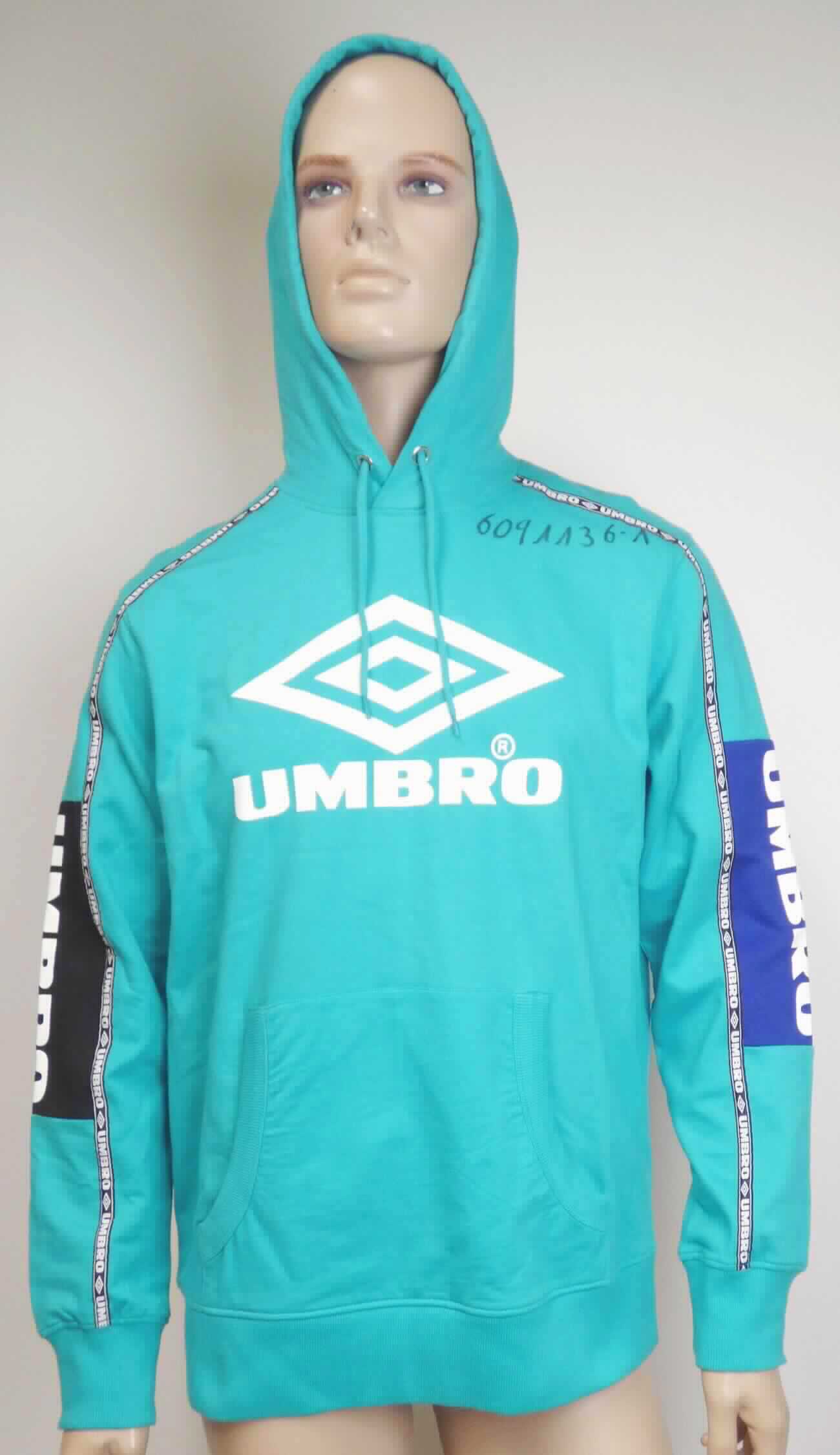 Blousonähnliches Kleidungsstück, sog. Umbro Horizont Hood deep, Größe M, Foto siehe Anlage,
- aus ca. 0,8 mm dicken, verschiedenen einfarbigen Gewirken aus laut Antrag 100 % Baumwolle,
- über die Taille reichend (Rückenlänge: ca. 73 cm),
- mit einer Kapuze mit Kordelzug, deren Ränder vorn von links auf rechts überlappen (Männerkleidung),
- ohne Öffnung und ohne Verschluss,
- mit langen Ärmeln, die über den unteren Rand des Kleidungsstücks hinausreichen; an den Ärmelenden mit 
  verengenden Bündchen,
- vorn mit einer großen, aufgesetzten Tasche (sog. Kängurutasche) unterhalb der Taille,
- mit aufgenähten Streifen aus buntgewebten Geweben sowie mit Aufdrucken verziert,
- am unteren Rand mit einem gerippt gewirkten, verengenden Bund,
- erfüllt die Merkmale zur Einreihung als blousonähnliches Kleidungsstück, somit keine Ware der Position 6110.

"Blousonähnliches Kleidungsstück, aus Gewirken, für Männer, aus Baumwolle"