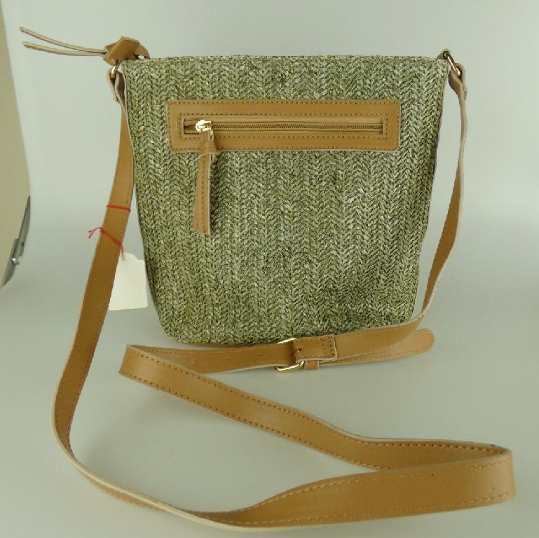 Handtasche, sog. Graceland 22454D-90, Foto siehe Anlage,
- mit einer flächenmäßig überwiegenden Außenseite aus Spinnstoffen (Kettengewirke der Position 6005;
  charakterbestimmend),
- am Bodenteil, an einem Streifen entlang der beiden Schmalseiten sowie im Bereich des eingesetzten
  Reißverschlussfaches mit einer Außenseite aus geprägten Kunststofffolien,
- mit einem längenverstellbaren Schultertragegurt,
- an der Vorderseite mit einem eingesetzten Reißverschlussfach,
- mit einem entlang des oberen Rands verlaufenden Reißverschluss zu öffnen,
- gefüttert; innen mit zwei aufgesetzten, offenen Einsteckfächern sowie einem eingesetzten
  Reißverschlussfach ausgestattet,
- in den Abmessungen von ca. 26 cm (Breite) x 23 cm (Höhe) x 13 cm (Tiefe),
- laut Antrag nicht handgearbeitet,
- Handtasche, da aufgrund der Form, der Größe und des Gesamteindrucks in erster Linie dazu geeignet,
  kleinere, persönliche Gegenstände aufzunehmen.

"Handtasche, mit Außenseite aus Spinnstoffen, nicht handgearbeitet"