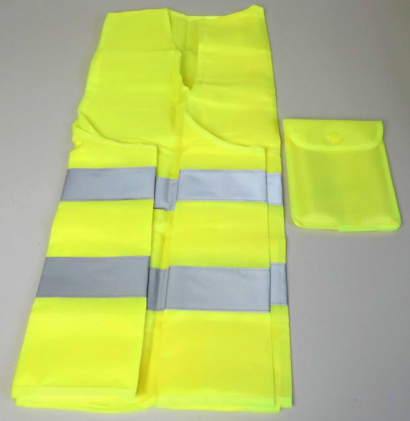 Weste, sog. Warnweste nach EN 20471, Größe XL, Foto siehe Anlage,
- in einer mit einem Druckknopfverschluss wieder verschließbaren Tasche aus Geweben (übliche Verpackung i.S.d. 
  AV 5 b), somit keine Ware der Position 4202) verpackt,
- aus ca. 0,3 mm dicken, signalfarbenen (neongelb) Geweben aus laut Antrag 100 % Polyester 
  (synthetische Chemiefasern), 
- über die Taille reichend (Rückenlänge: ca. 66 cm),
- ärmellos; ungefüttert,
- vorn mit einer durchgehenden Öffnung, die mit einem Klettverschlussriegel von rechts über links
  geschlossen wird (Frauenkleidung),
- mit aufgenähten, ca. 5 cm breiten, reflektierenden Streifen aus Geweben ausgestattet,
- alle Ränder mit schmalen Gewirkestreifen eingefasst,
- wird aufgrund der Farbe und der reflektierenden Streifen als Warnschutzkleidung getragen,
- keine Arbeits- und Berufskleidung,
- aufgrund des verwendeten Flächenerzeugnisses keine Ware der Position 6110.

"Andere Kleidung (Weste), aus Geweben, für Frauen, aus Chemiefasern, keine Arbeits- und Berufskleidung"