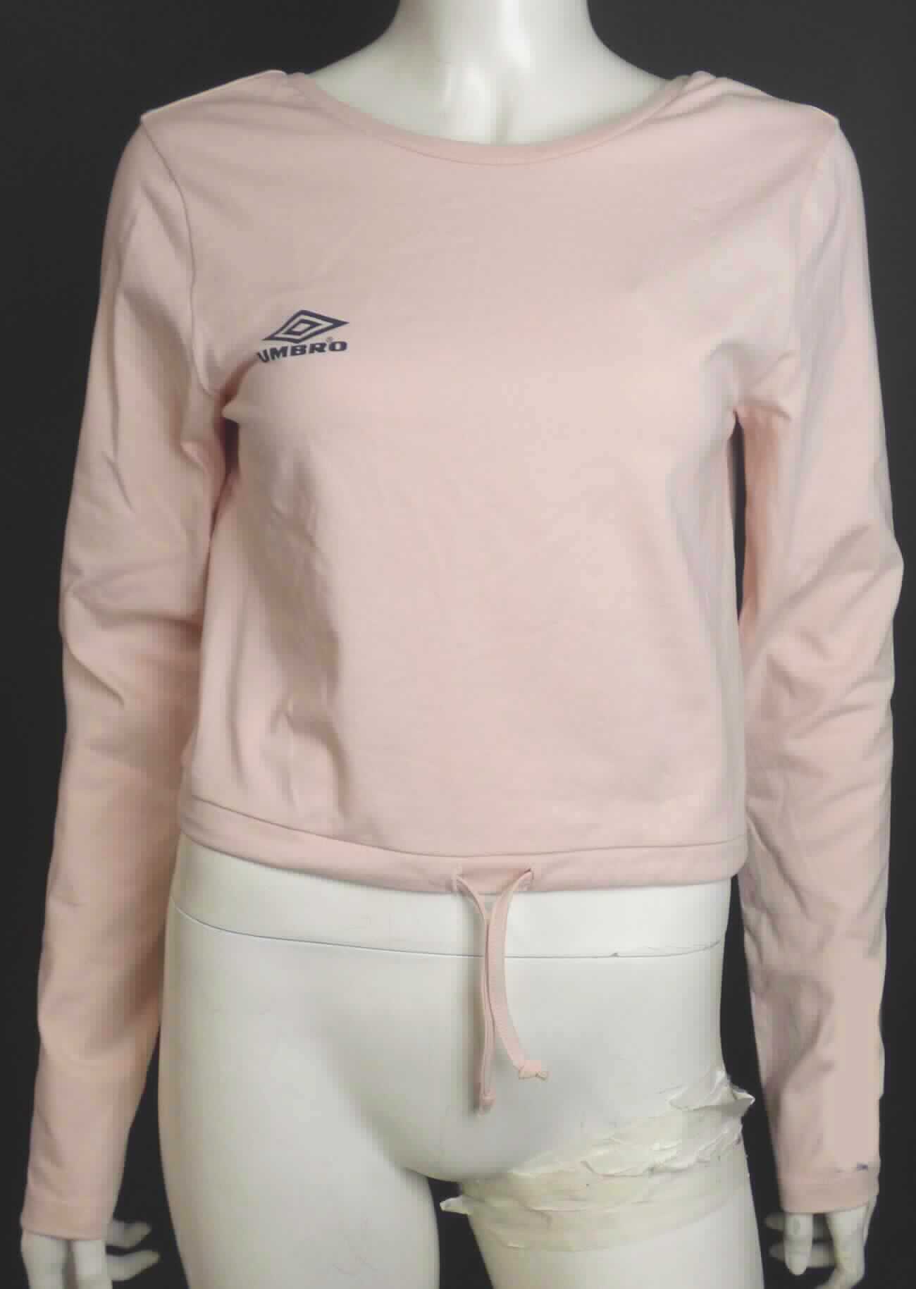 Pullover, sog. Umbro Shirt LS Tee UMTL0021, Größe S, Foto siehe Anlage, 
- aus ca. 0,6 mm dicken, einfarbigen Gewirken aus laut Antrag 95 % Baumwolle und 5 % Elasthan (synthetische 
  Chemiefasern),
- über die Taille reichend (Rückenlänge: ca. 44 cm), 
- vorn mit einem runden Halsausschnitt mit Randeinfassung, u. a. somit kein Unterziehpulli,
- hinten mit einem tieferen Ausschnitt, im Bereich der Schulterblätter mit einem angenähten, ca. 4 cm breiten, 
  elastischen Band versehen, 
- ohne Öffnung und ohne Verschluss,
- ohne Hinweise auf den Trägerkreis (unisex),
- mit langen Ärmeln,
- am unteren Rand mit einem Tunnelzug zu verengen, u. a. somit kein T-Shirt,
- erfüllt die Merkmale zur Einreihung als Pullover, somit keine Ware der Position 6114.

"Pullover, aus Gewirken, aus Baumwolle, kein Unterziehpulli, für Frauen"