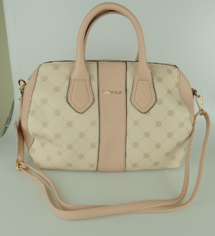 Handtasche, sog. Catwalk 17964Q-40, Foto siehe Anlage,
- mit einer Außenseite aus Kunststofffolien (teilweise gewebeartig geprägt und musterbildend bedruckt),
- mit zwei Handtragegriffen,
- mit einem längenverstellbaren, abnehmbaren Schultertrageriemen,
- mit einem entlang des oberen Randes verlaufenden Reißverschluss zu öffnen,
- gefüttert; innen mit einem aufgesetzten, offenen Einsteckfach und einem eingesetzten Reißverschluss-
  fach ausgestattet,
- in den Abmessungen von ca. 32 cm (Breite) x 25 cm (Höhe) x 15 cm (Tiefe),
- Handtasche, da aufgrund der Form, der Größe und des Gesamteindrucks in erster Linie dazu geeignet,
  kleinere, persönliche Gegenstände aufzunehmen.

"Handtasche, mit Außenseite aus Kunststofffolien"