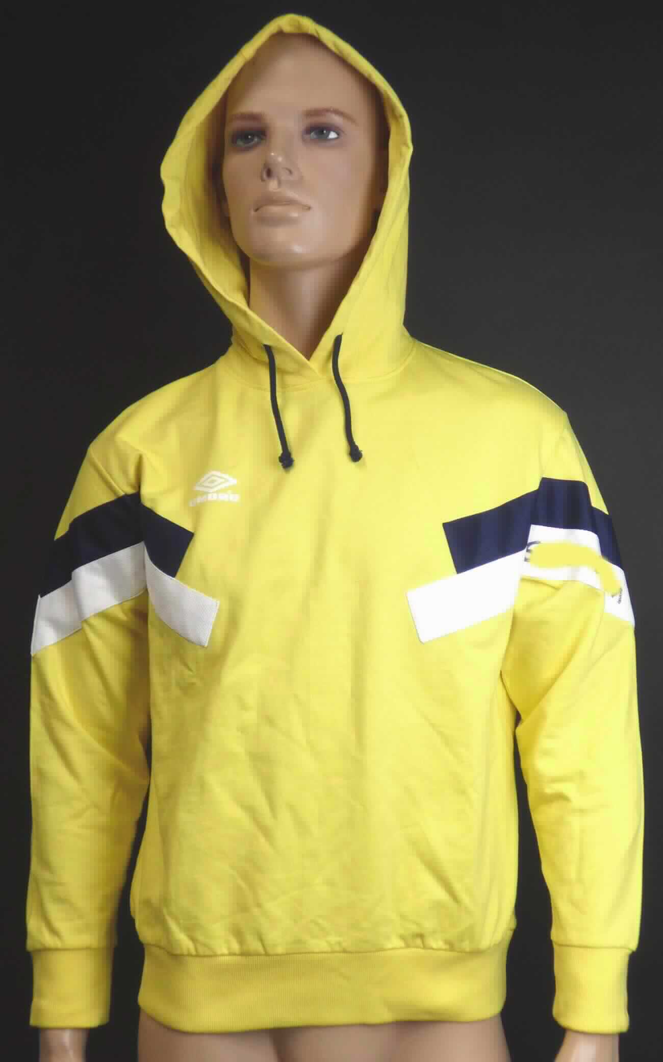Blousonähnliches Kleidungsstück, sog. Umbro Chevron Hoody UMJL0024, Größe S, Foto siehe Anlage,
- aus ca. 0,8 mm dicken, einfarbigen Gewirken aus laut Antrag 100 % Baumwolle,
- über die Taille reichend (Rückenlänge: ca. 66 cm),
- mit einer Kapuze mit Kordelzug, deren Ränder vorn von rechts über links überlappen (Frauenkleidung),
- ohne Öffnung und ohne Verschluss,
- mit langen Ärmeln, die über den unteren Rand des Kleidungsstücks hinausreichen; an den Ärmelenden mit 
  verengenden Bündchen,
- mit aufgenähten Zuschnitten aus verschiedenen einfarbigen Gewirken verziert,
- am unteren Rand mit einem gerippt gewirkten, verengenden Bund,
- erfüllt die Merkmale zur Einreihung als blousonähnliches Kleidungsstück, somit kein Pullover.

"Blousonähnliches Kleidungsstück, aus Gewirken, für Frauen, aus Baumwolle"