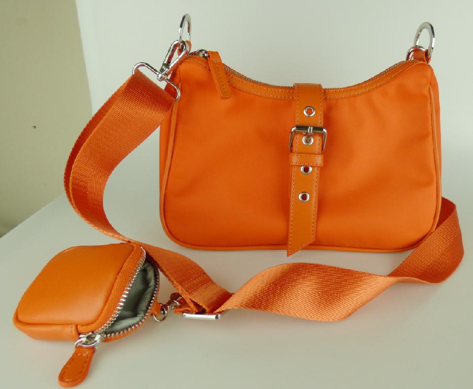 Handtasche, sog. Graceland RD-20300, Foto siehe Anlage,
aus verschiedenen Bestandteilen zusammengesetzte Ware, bestehend aus:
- einer Handtasche:
- - mit einer Außenseite aus Spinnstoffen,
- - mit einem längenverstellbaren, abnehmbaren Schultertragegurt,
- - an der Rückseite mit einem eingesetzten Reißverschlussfach,
- - mit einem entlang des oberen Rands verlaufenden Reißverschluss und mit einer Lasche mit
    Magnetknopfverschluss zu öffnen,
- - gefüttert; innen mit zwei aufgesetzten, offenen Einsteckfächern sowie einem eingesetzten
    Reißverschlussfach ausgestattet,
- - in den Abmessungen von ca. 26 cm (Breite) x 17 cm (Höhe) x 8 cm (Tiefe),
- - laut Antrag nicht handgearbeitet,
- einem kleinen, rechteckigen Behältnis (ähnliches Behältnis):
- - mit einer Außenseite aus Kunststofffolien (lederartig geprägt),
- - mit einem Reißverschluss zu öffnen,
- - gefüttert; ohne Inneneinteilung,
- - in den Abmessungen von ca. 7 cm (Breite) x 8 cm (Höhe) x 2 cm (Tiefe),
- - mit einem Karabinerhaken am Schultertragegurt der Handtasche befestigt,
- die Handtasche bestimmt aufgrund des Umfangs und ihrer Bedeutung in Bezug auf die Verwendung
  den wesentlichen Charakter der zusammengesetzten Ware.

"Handtasche, mit Außenseite aus Spinnstoffen, nicht handgearbeitet"