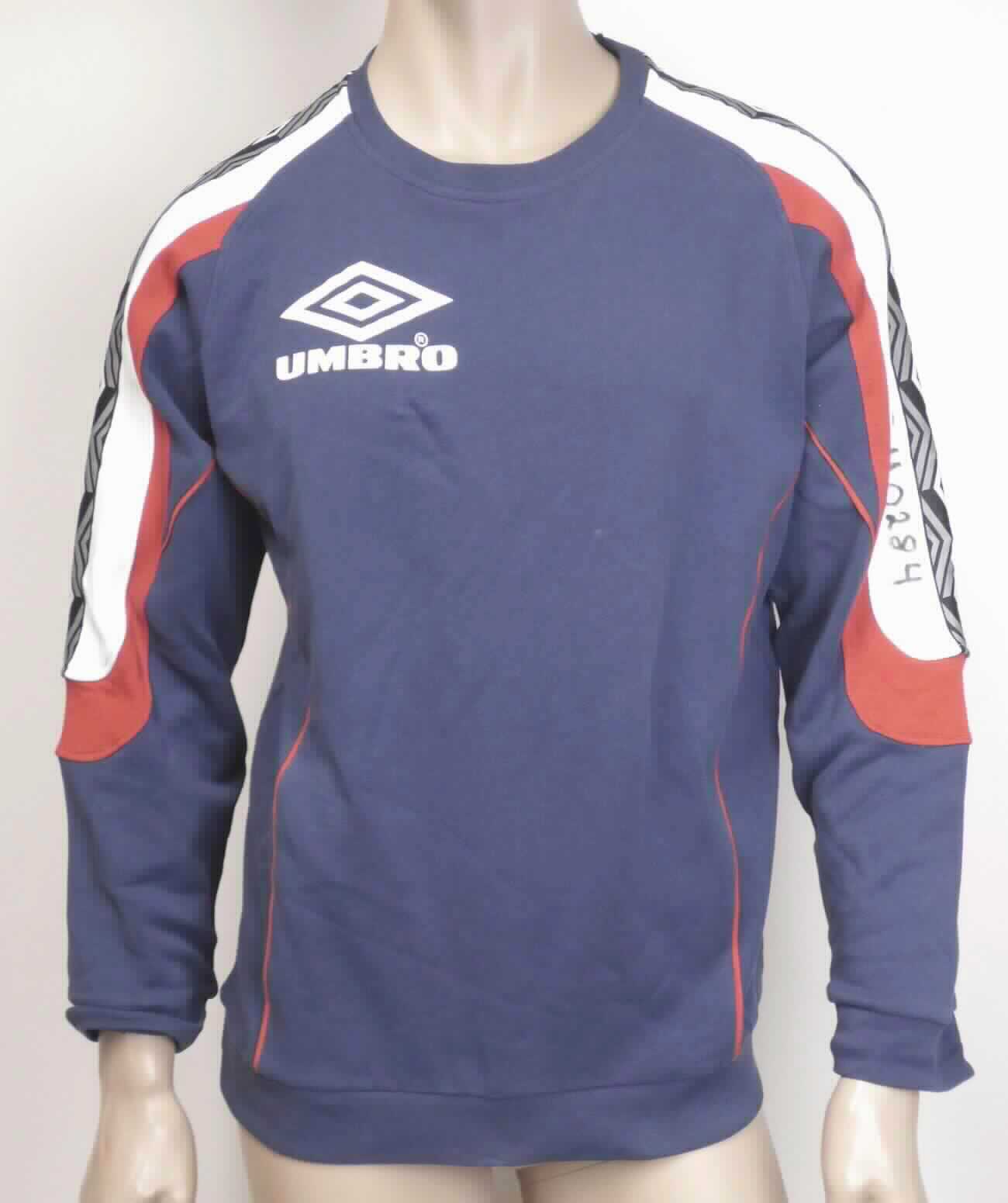 Pullover, sog. Pullover Umbro Vortex Sweat, Größe M, Foto siehe Anlage, 
- aus ca. 1,1 mm dicken, verschiedenen einfarbigen, einseitig (Innenseite) gerauten Gewirken aus laut Antrag 
  100 % Baumwolle, 
- über die Taille reichend (Rückenlänge: ca. 69 cm), 
- mit einem runden Halsausschnitt mit einer Randeinfassung (u. a. somit kein Unterziehpulli),
- ohne Öffnung und ohne Verschluss,
- ohne Hinweise auf den Trägerkreis (unisex),
- mit langen Ärmeln mit verengenden Bündchen,
- mit aufgenähten Zuschnitten aus buntgewebten Geweben, kontrastfarbenen Paspeln und einem Aufdruck verziert,
- am unteren Rand mit einem angesetzten, doppelt gearbeiteten, verengenden Bund.

"Pullover, aus Gewirken, aus Baumwolle, kein Unterziehpulli, für Frauen"