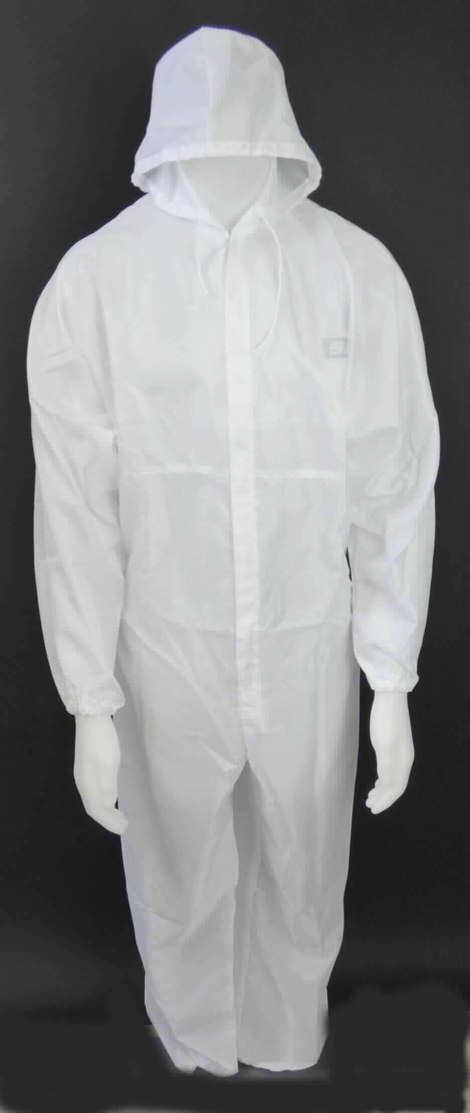 Overall, sog. Schutzoverall für Lackierer, in Erwachsenengröße, Foto siehe Anlage,
- in einem Polybeutel verpackt,
- aus ca. 0,3 mm dicken, einfarbigen Geweben aus laut Antrag 100 % Polyester (synthetische 
  Chemiefasern) ,
- einteilig; den ganzen Körper mit Ausnahme des Gesichts, der Hände und der Füße bedeckend,
- mit einer Kapuze,     
- vorn mit einer bis zum Schritt reichenden Öffnung mit Reißverschluss, verdeckt von einer Patte von links über 
  rechts (Männerkleidung),
- mit einer aufgesetzten Gesäßtasche,
- im Bereich der Taille teilweise elastisch verengt,
- mit langen Ärmeln, an den Ärmel- und Beinabschlüssen elastisch verengt,
- u. a. aufgrund des zweckbestimmten Schnitts und der Ausstattung erkennbar dazu bestimmt, ausschließlich oder 
  hauptsächlich zum Schutz anderer Kleidungsstücke und/oder Personen bei der Ausübung einer Gewerbe- oder 
  Berufstätigkeit getragen zu werden (laut Antrag für Lackierer).

"Andere Kleidung (Overall), aus Geweben, für Männer, aus Chemiefasern, Arbeits- und Berufskleidung"